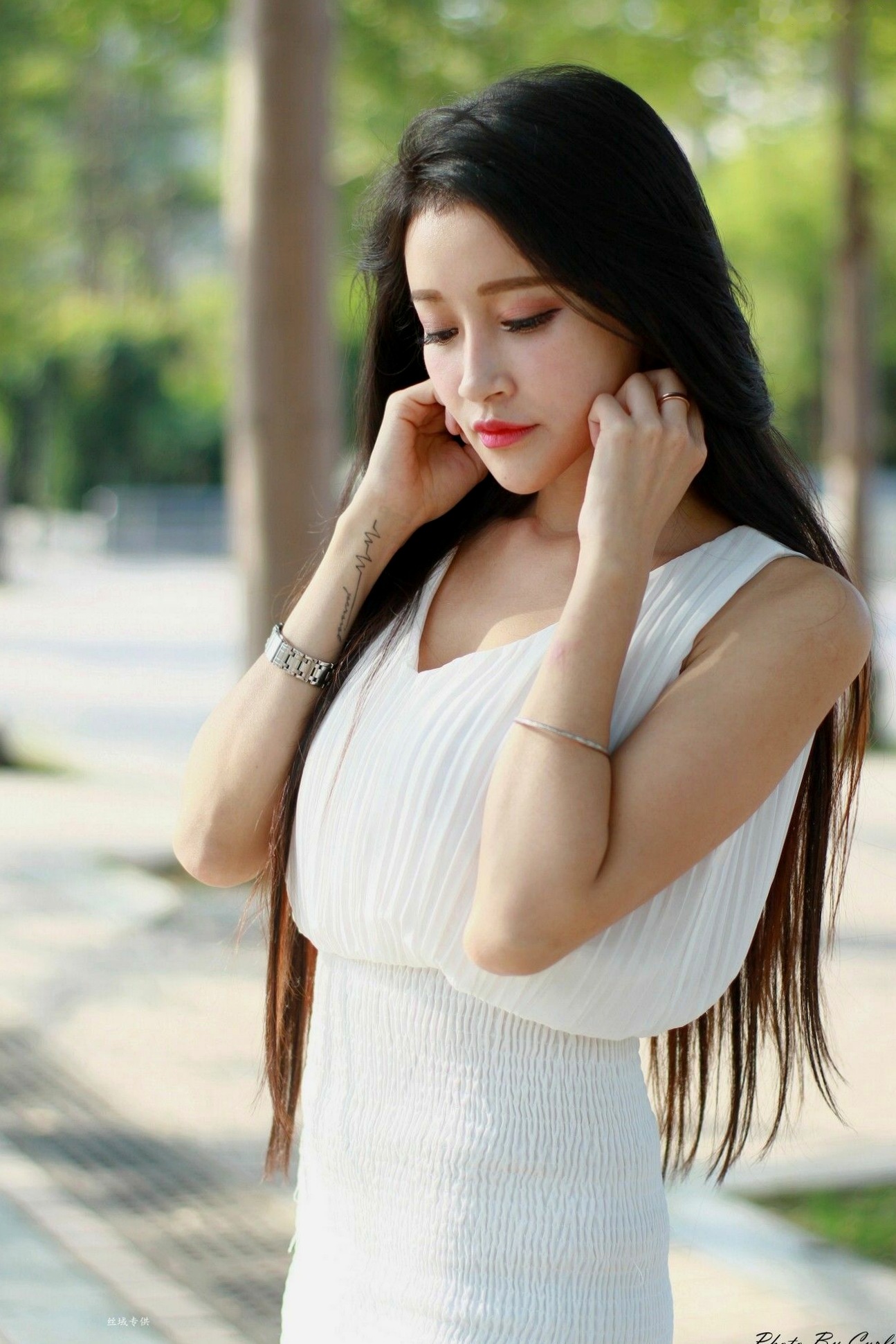 台湾正妹詹艾葳Avril《高雄美術館》户外写真,优雅纯白连身裙尽显清新女神范与绝美长腿