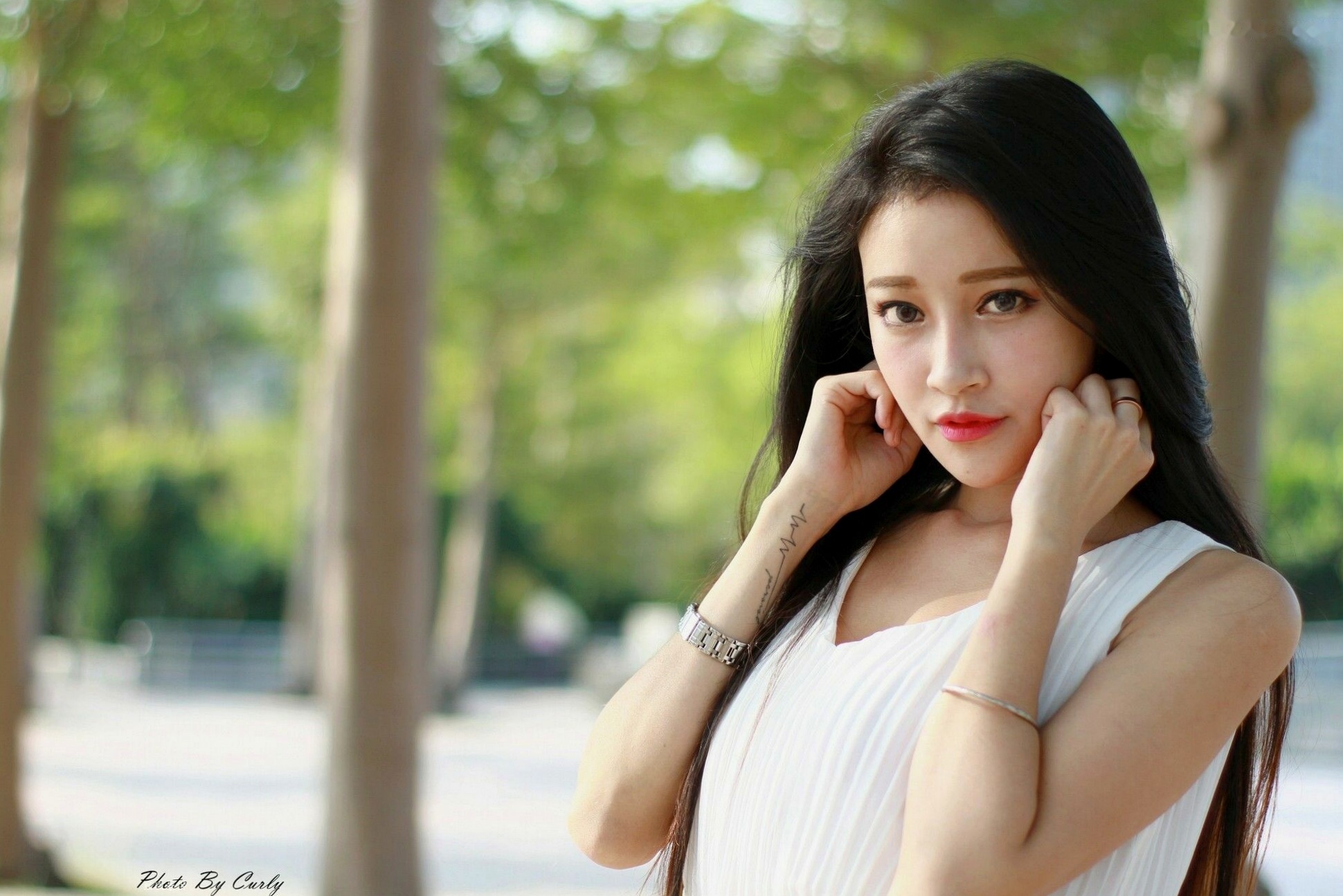 台湾正妹詹艾葳Avril《高雄美術館》户外写真,优雅纯白连身裙尽显清新女神范与绝美长腿