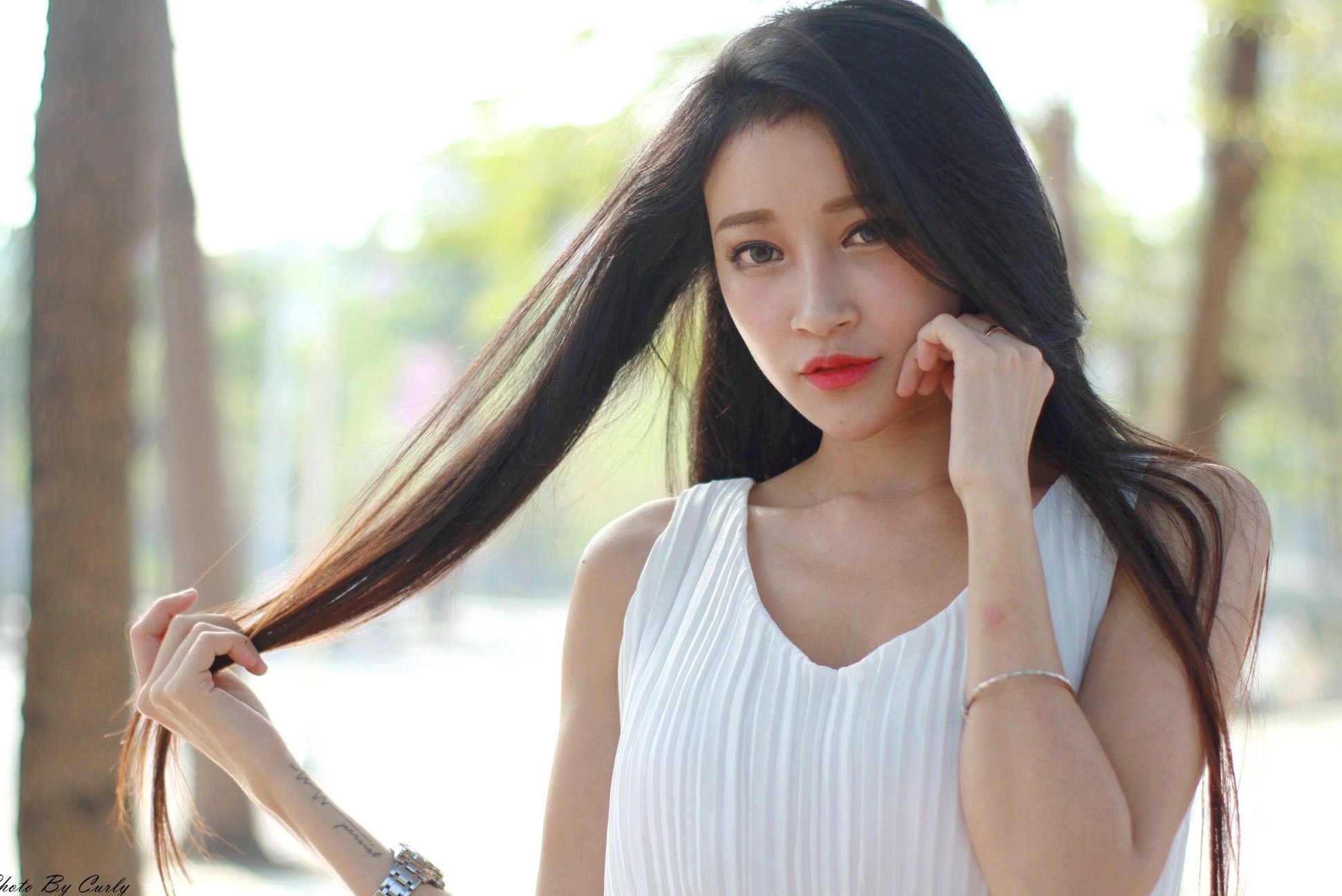 台湾正妹詹艾葳Avril《高雄美術館》户外写真,优雅纯白连身裙尽显清新女神范与绝美长腿
