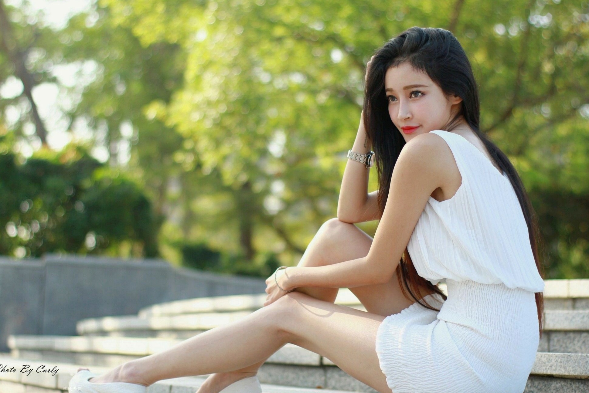 台湾正妹詹艾葳Avril《高雄美術館》户外写真,优雅纯白连身裙尽显清新女神范与绝美长腿