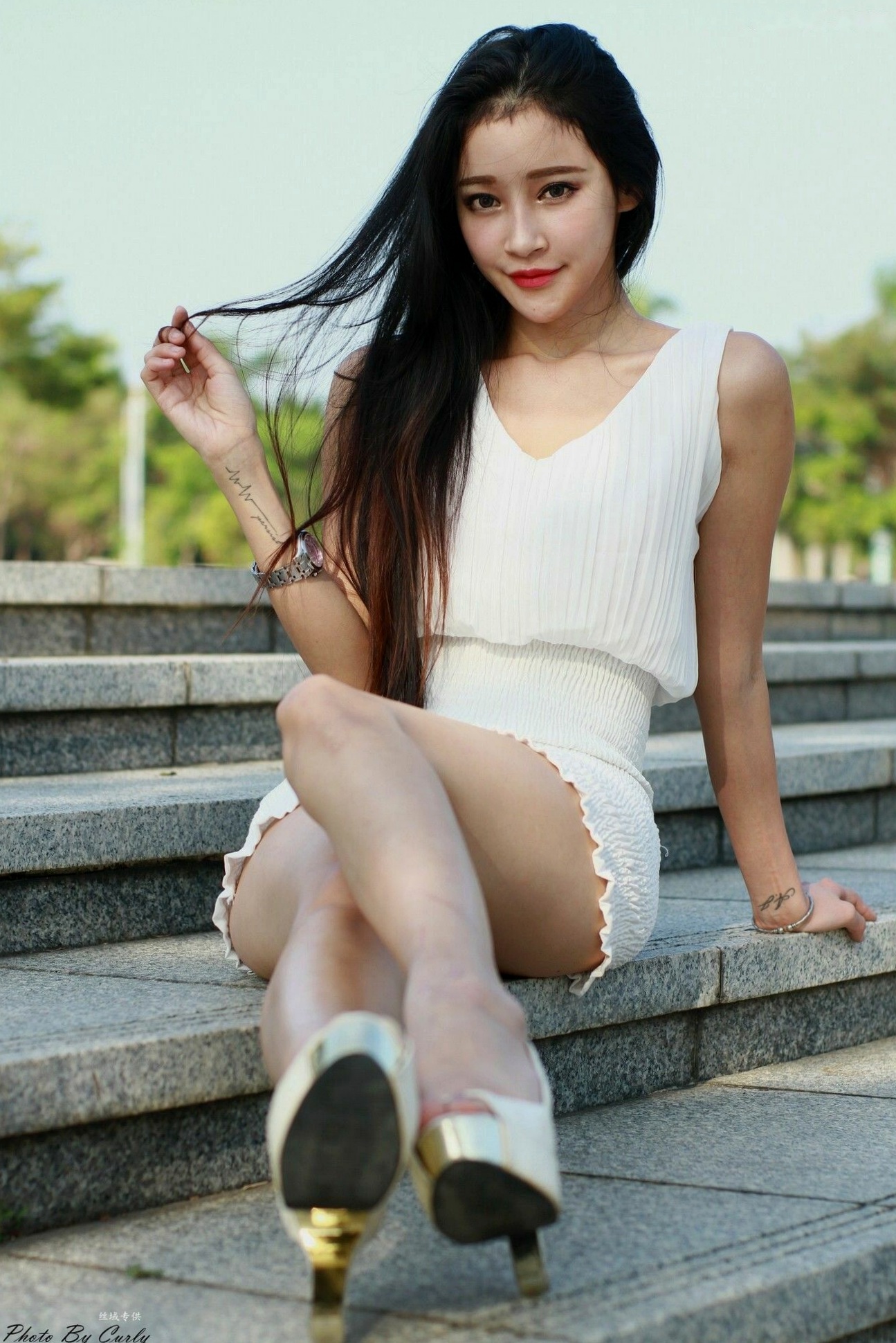 台湾正妹詹艾葳Avril《高雄美術館》户外写真,优雅纯白连身裙尽显清新女神范与绝美长腿