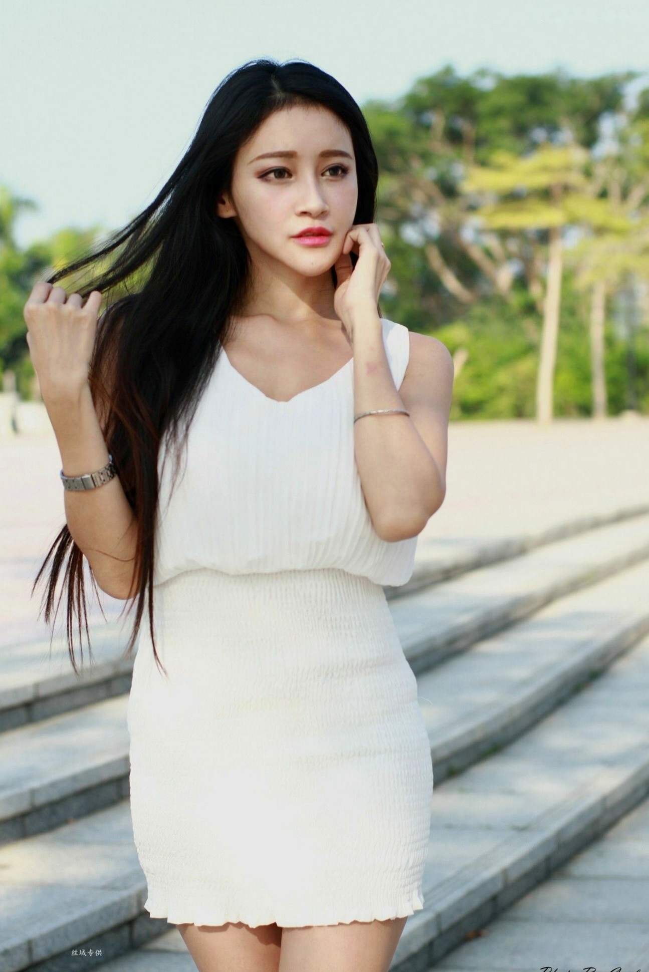 台湾正妹詹艾葳Avril《高雄美術館》户外写真,优雅纯白连身裙尽显清新女神范与绝美长腿
