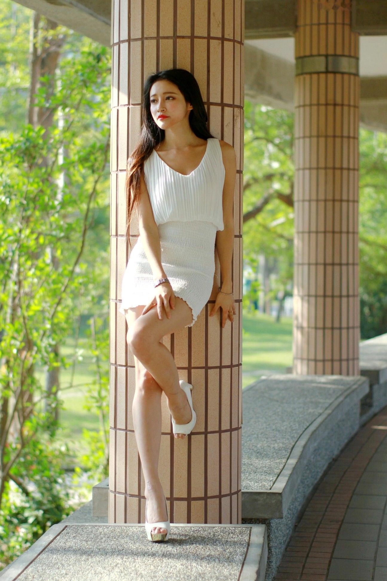 台湾正妹詹艾葳Avril《高雄美術館》户外写真,优雅纯白连身裙尽显清新女神范与绝美长腿
