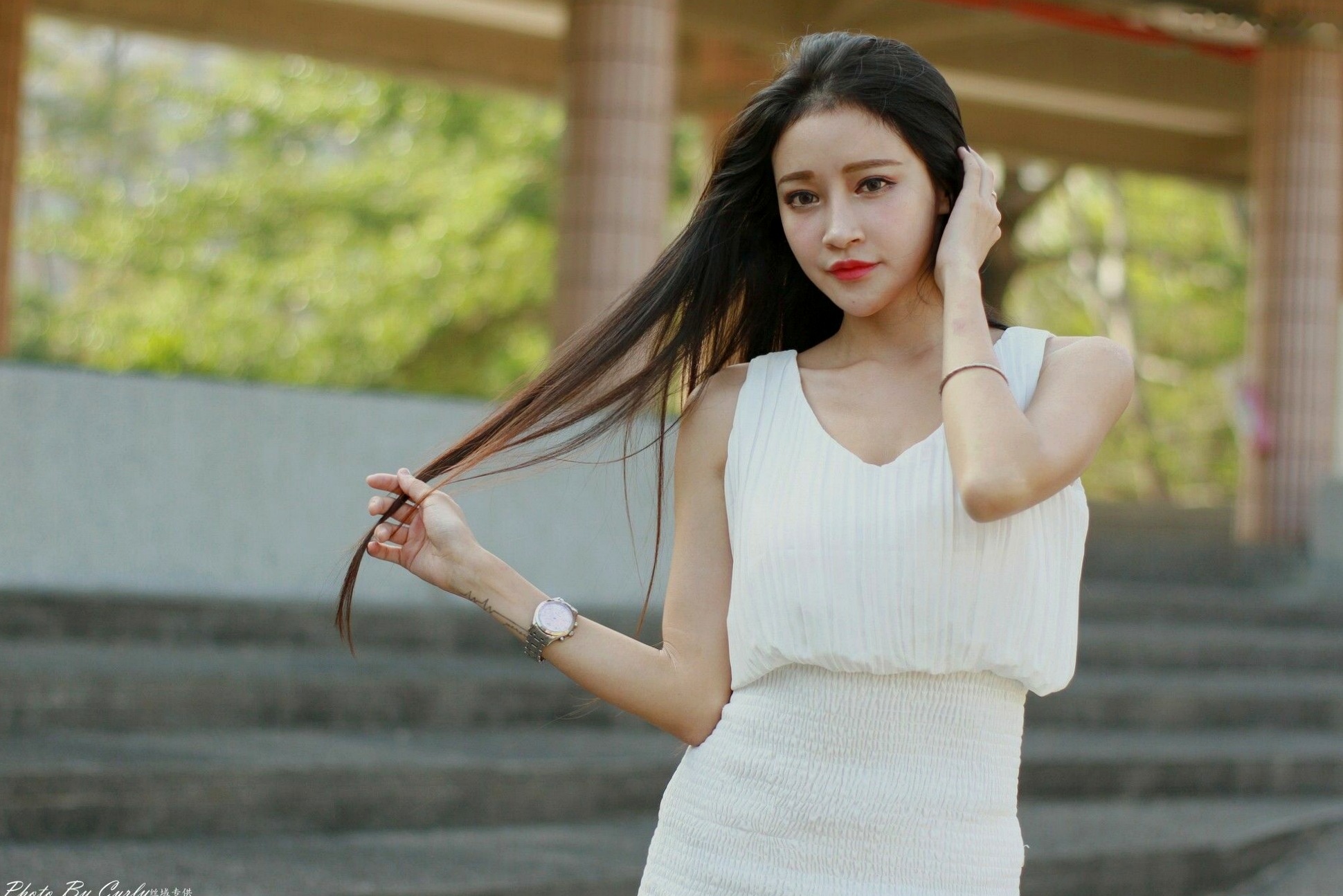 台湾正妹詹艾葳Avril《高雄美術館》户外写真,优雅纯白连身裙尽显清新女神范与绝美长腿