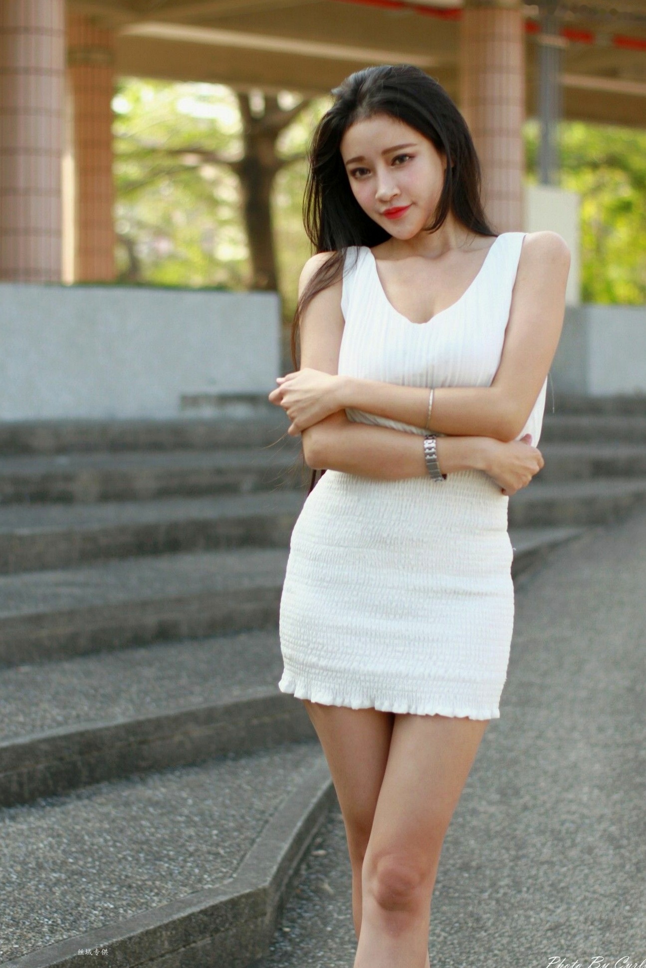 台湾正妹詹艾葳Avril《高雄美術館》户外写真,优雅纯白连身裙尽显清新女神范与绝美长腿