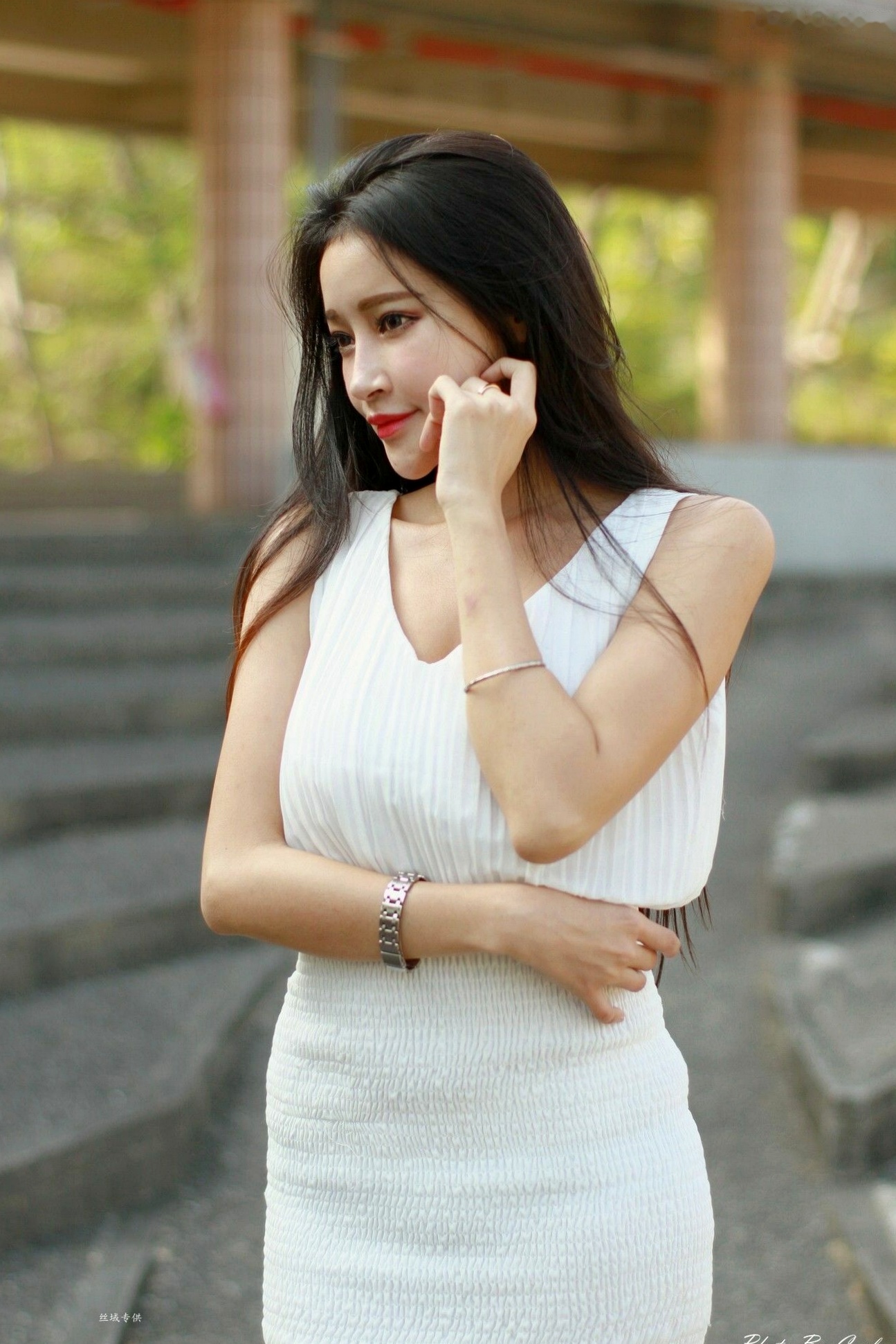 台湾正妹詹艾葳Avril《高雄美術館》户外写真,优雅纯白连身裙尽显清新女神范与绝美长腿