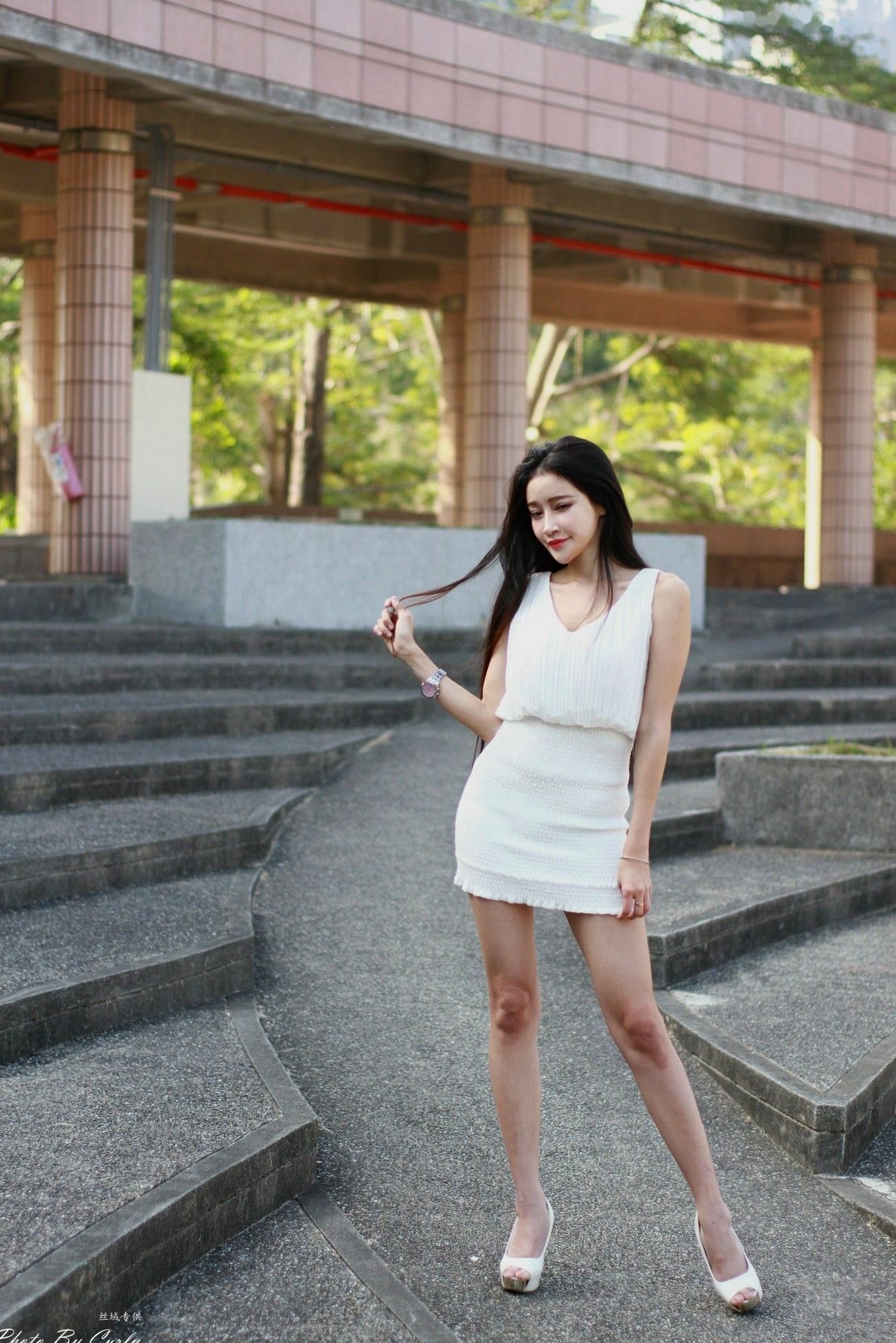台湾正妹詹艾葳Avril《高雄美術館》户外写真,优雅纯白连身裙尽显清新女神范与绝美长腿