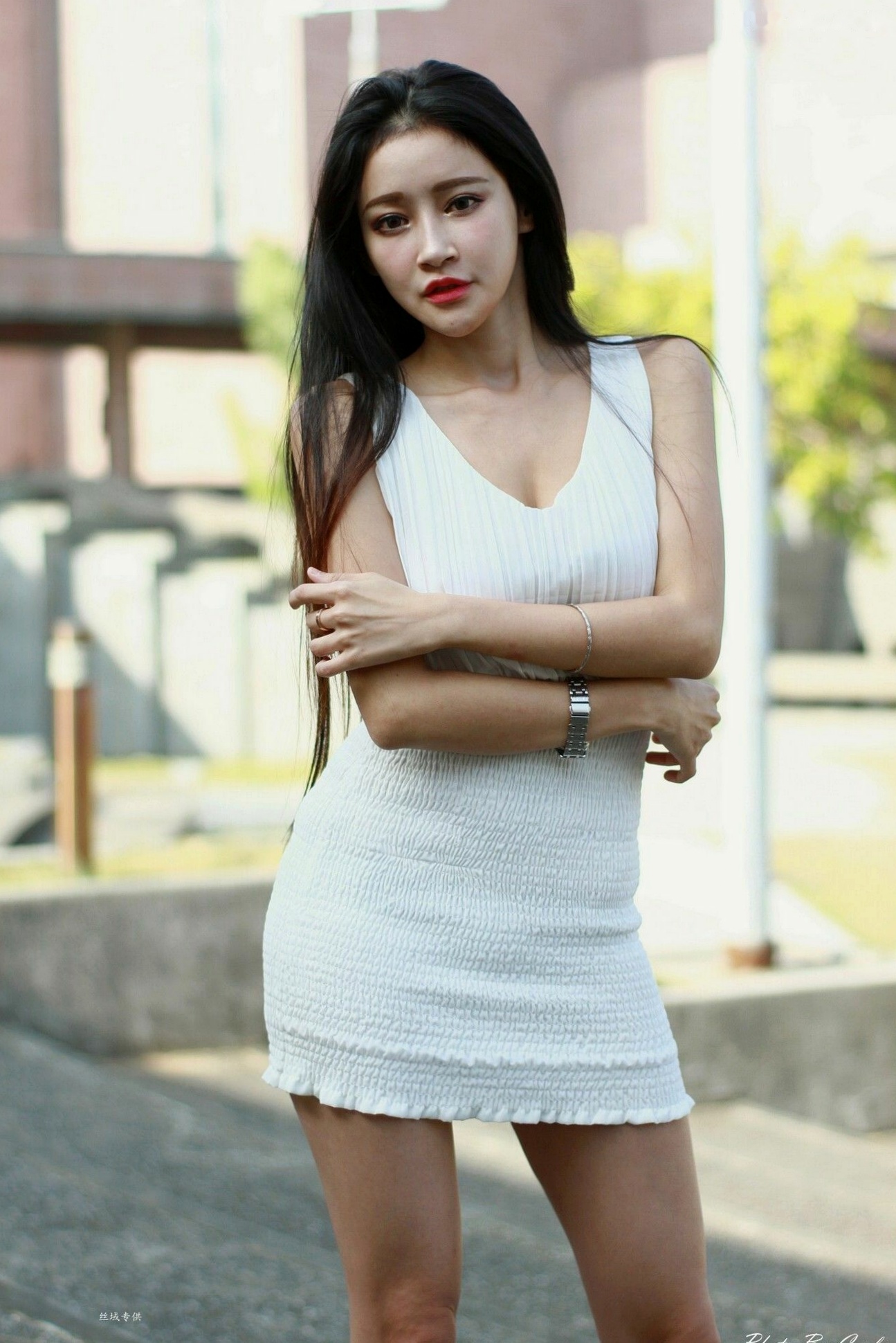 台湾正妹詹艾葳Avril《高雄美術館》户外写真,优雅纯白连身裙尽显清新女神范与绝美长腿