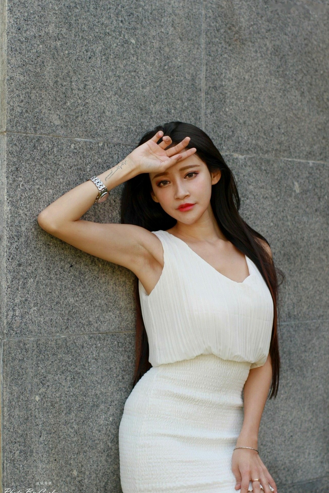 台湾正妹詹艾葳Avril《高雄美術館》户外写真,优雅纯白连身裙尽显清新女神范与绝美长腿