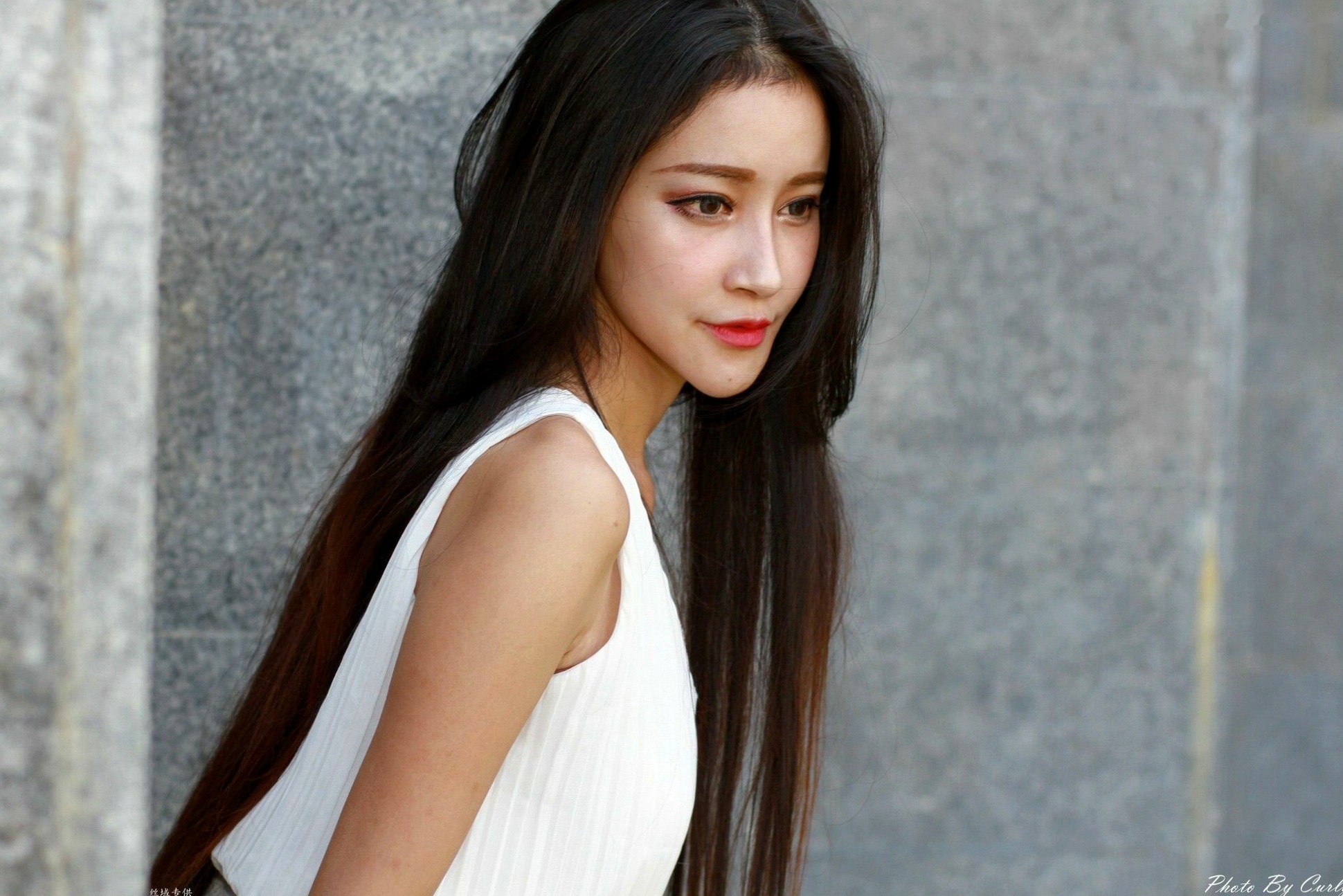 台湾正妹詹艾葳Avril《高雄美術館》户外写真,优雅纯白连身裙尽显清新女神范与绝美长腿