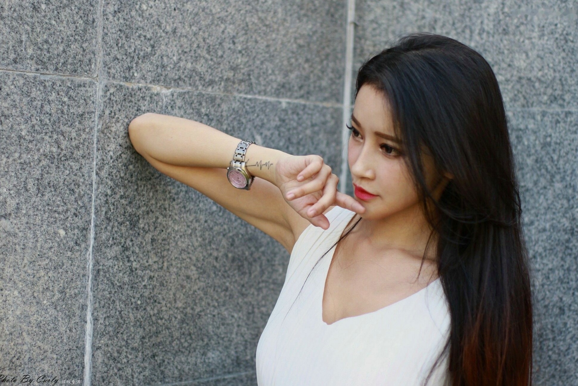 台湾正妹詹艾葳Avril《高雄美術館》户外写真,优雅纯白连身裙尽显清新女神范与绝美长腿