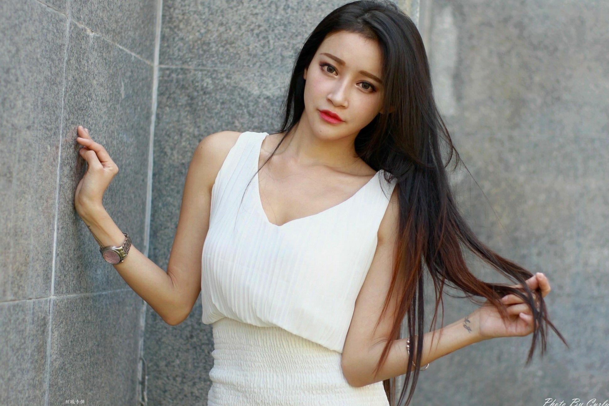 台湾正妹詹艾葳Avril《高雄美術館》户外写真,优雅纯白连身裙尽显清新女神范与绝美长腿