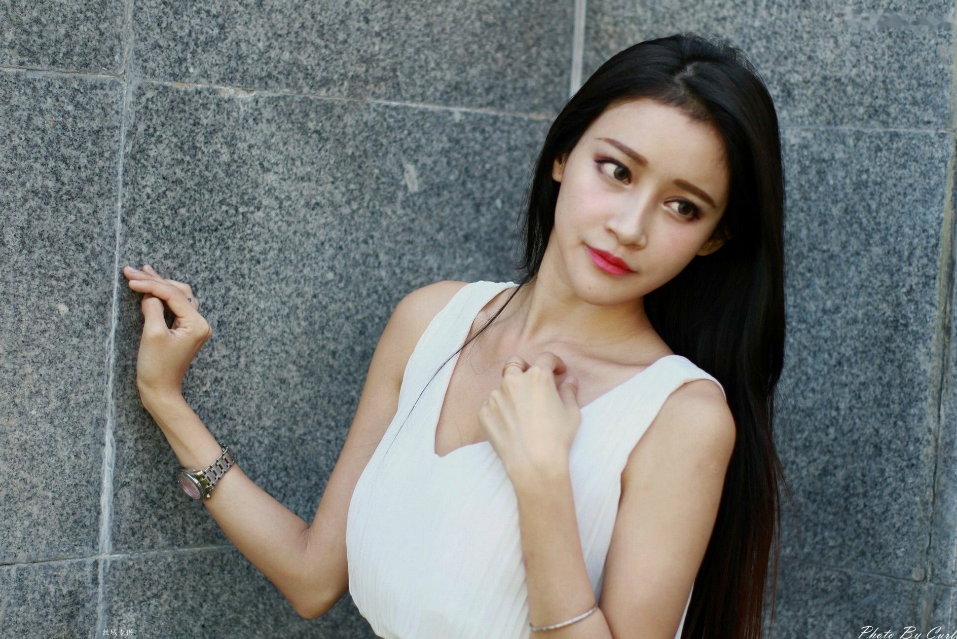 台湾正妹詹艾葳Avril《高雄美術館》户外写真,优雅纯白连身裙尽显清新女神范与绝美长腿