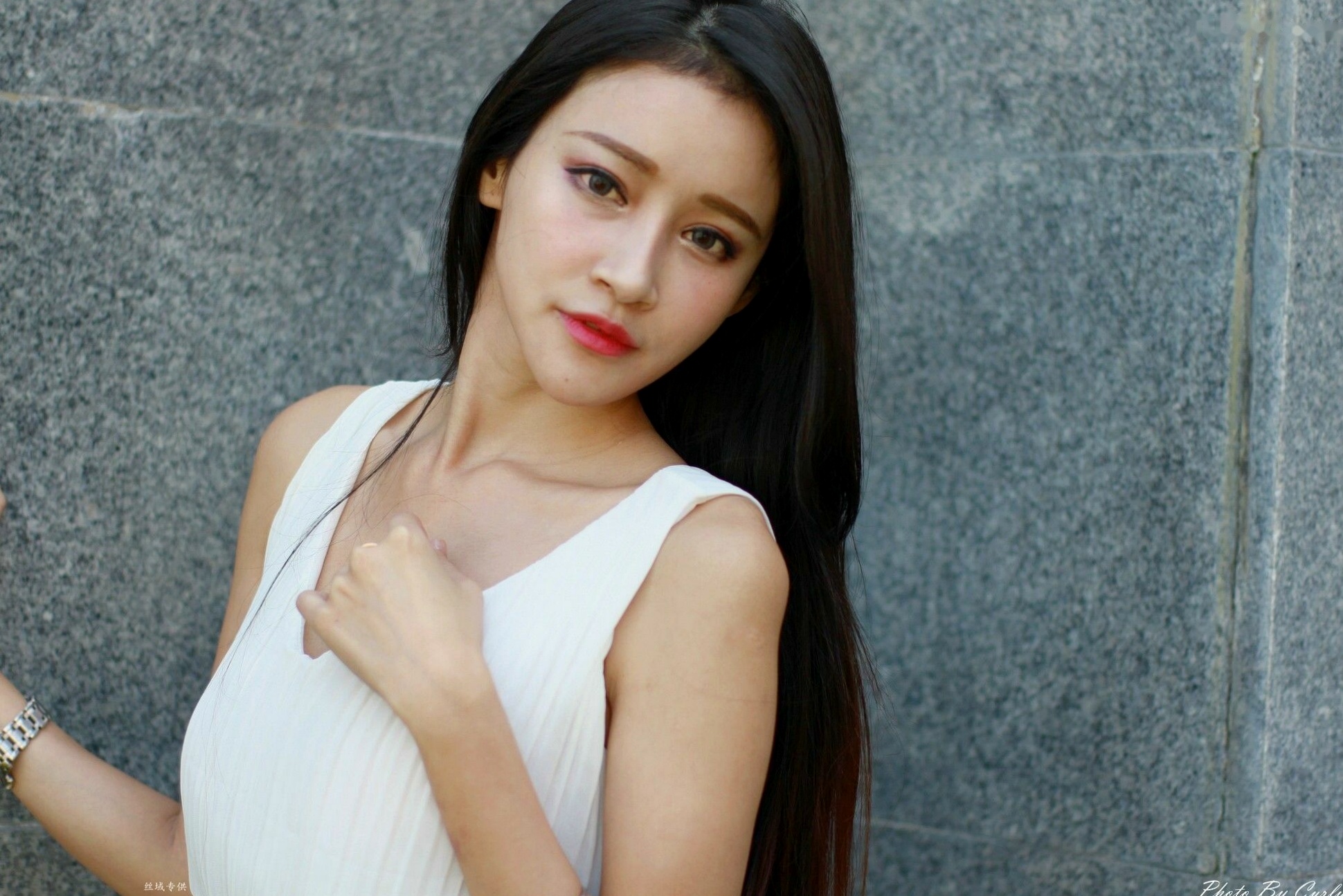 台湾正妹詹艾葳Avril《高雄美術館》户外写真,优雅纯白连身裙尽显清新女神范与绝美长腿