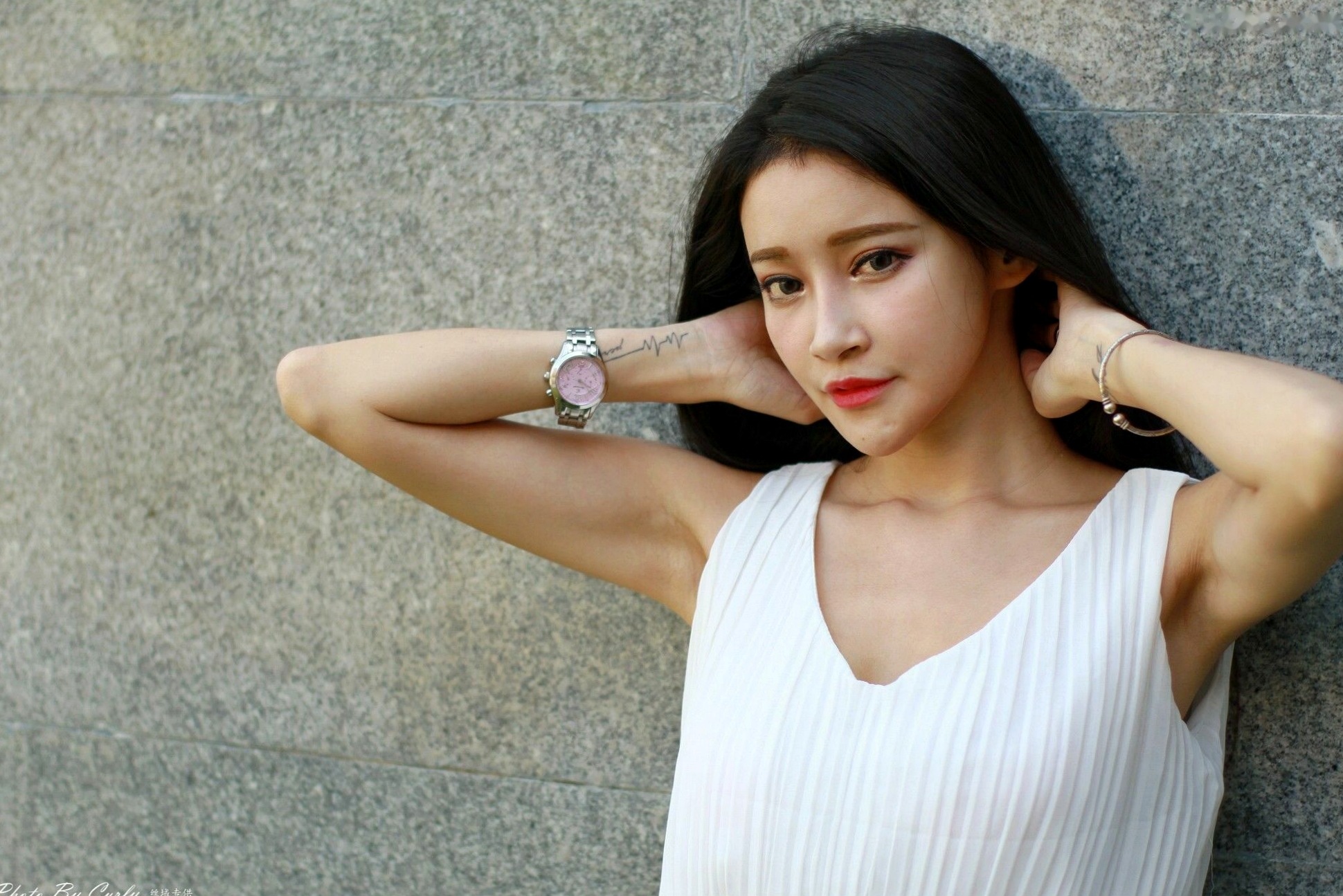 台湾正妹詹艾葳Avril《高雄美術館》户外写真,优雅纯白连身裙尽显清新女神范与绝美长腿