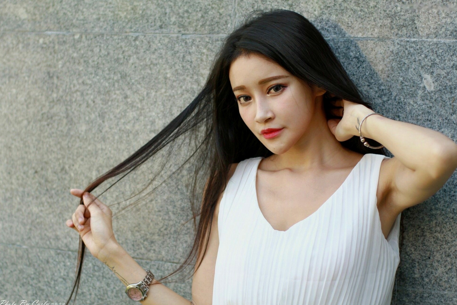 台湾正妹詹艾葳Avril《高雄美術館》户外写真,优雅纯白连身裙尽显清新女神范与绝美长腿