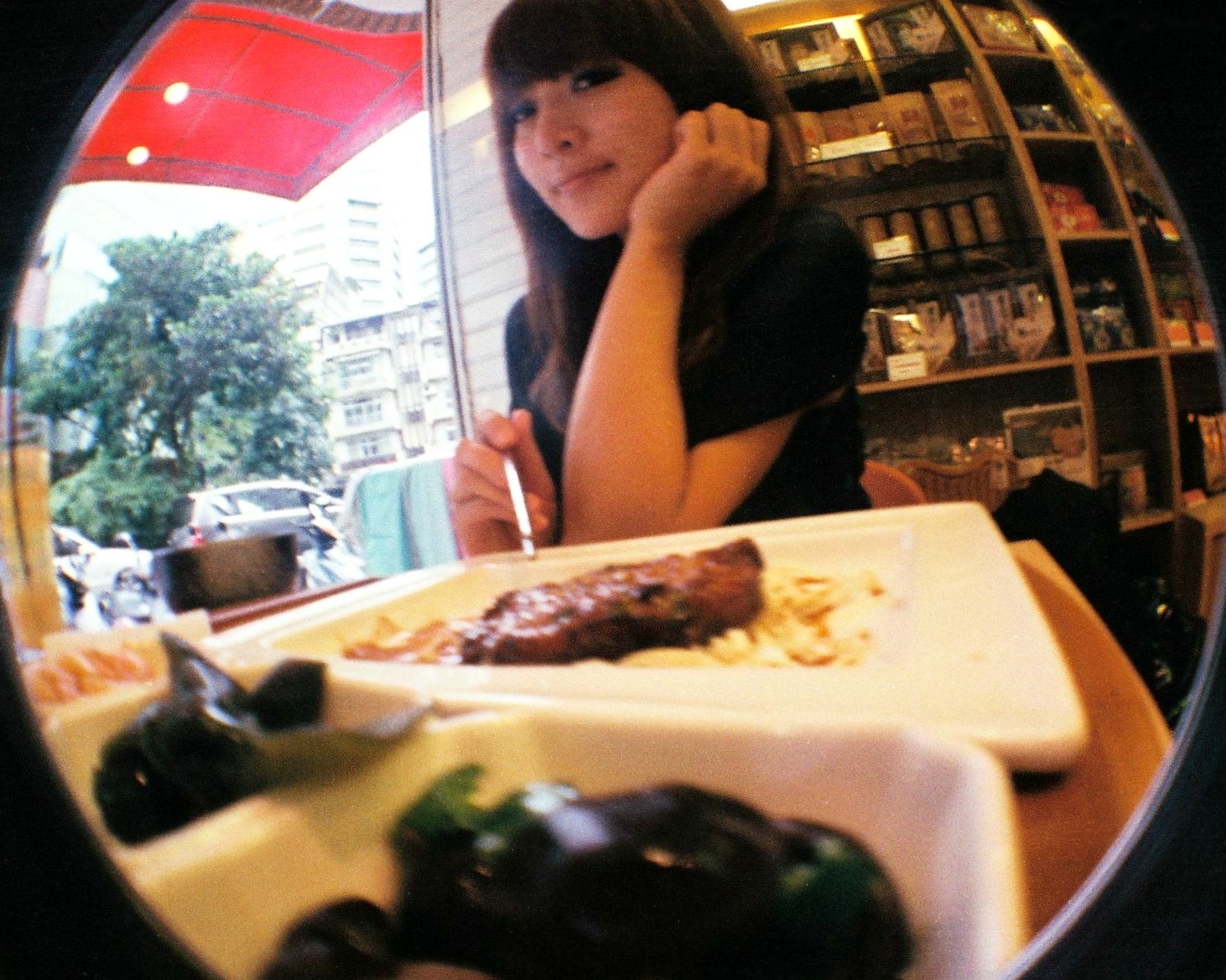 台湾正妹Mikako张允霏果子咖啡馆居家清纯写真,鱼眼镜头下的萌系俏皮时刻