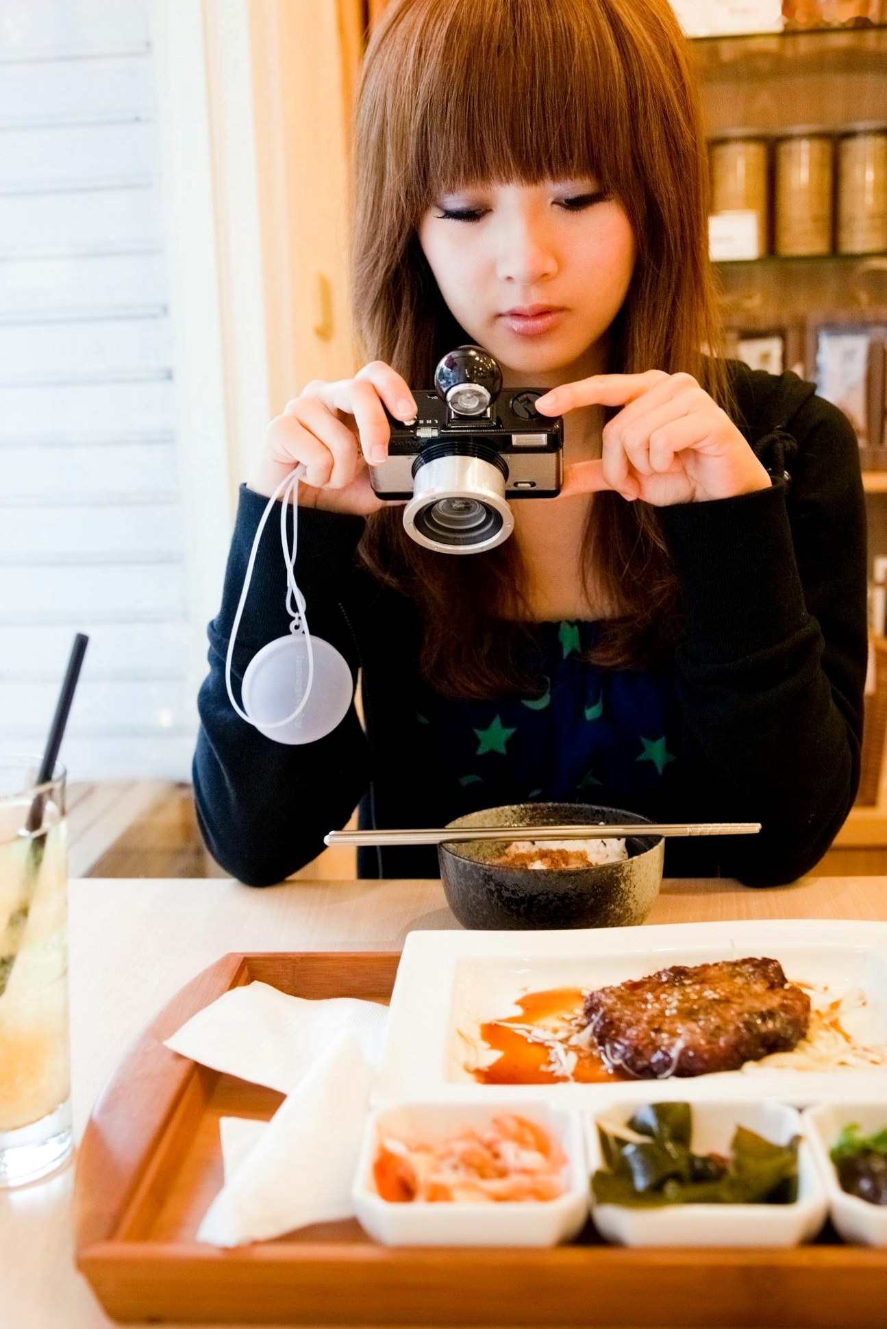 台湾正妹Mikako张允霏果子咖啡馆居家清纯写真,鱼眼镜头下的萌系俏皮时刻