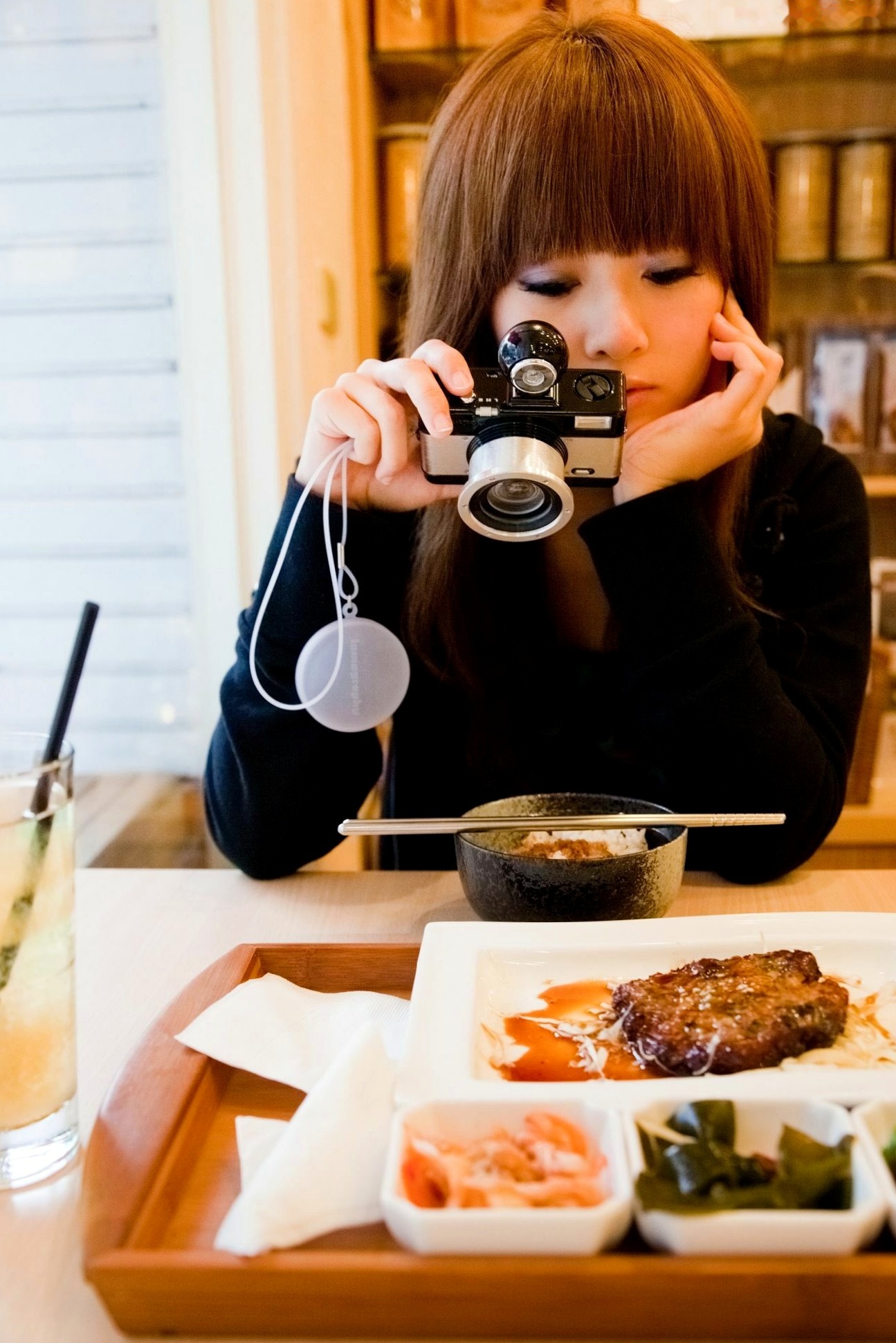 台湾正妹Mikako张允霏果子咖啡馆居家清纯写真,鱼眼镜头下的萌系俏皮时刻