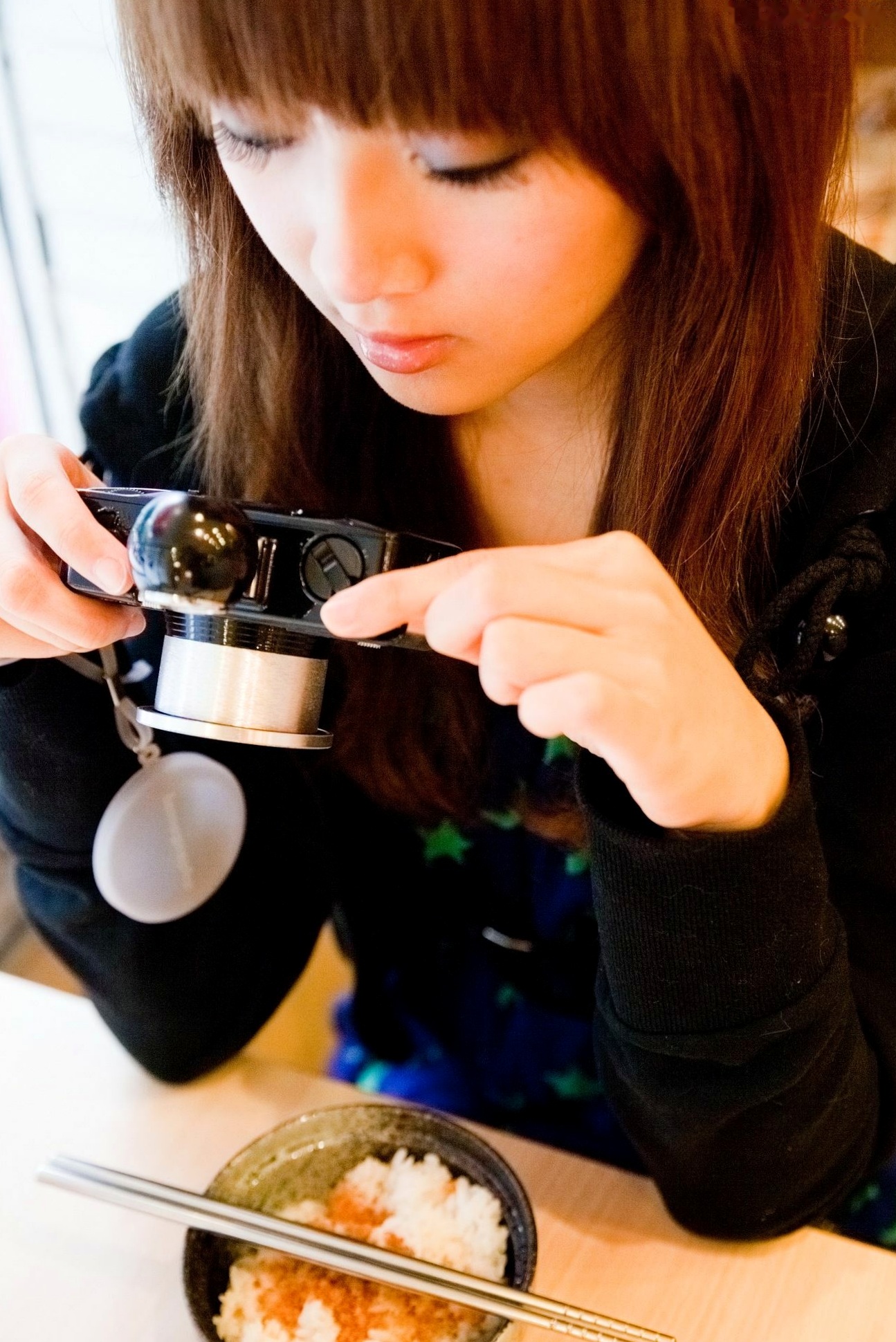 台湾正妹Mikako张允霏果子咖啡馆居家清纯写真,鱼眼镜头下的萌系俏皮时刻