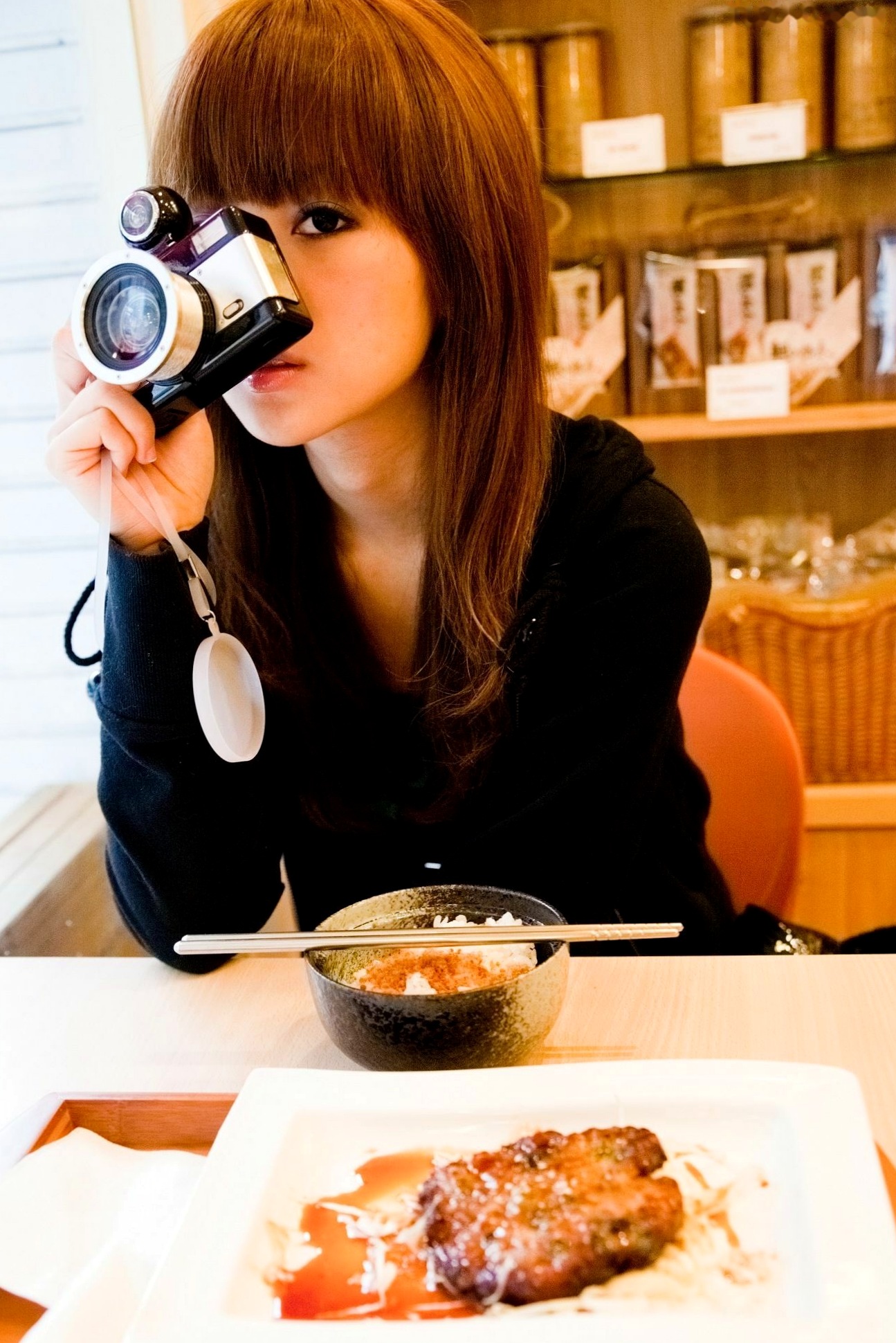 台湾正妹Mikako张允霏果子咖啡馆居家清纯写真,鱼眼镜头下的萌系俏皮时刻