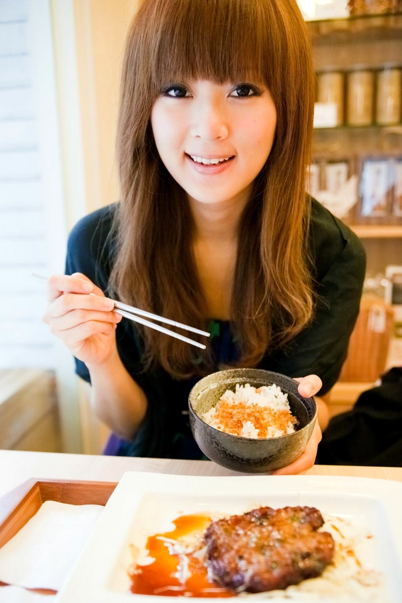 台湾正妹Mikako张允霏果子咖啡馆居家清纯写真,鱼眼镜头下的萌系俏皮时刻