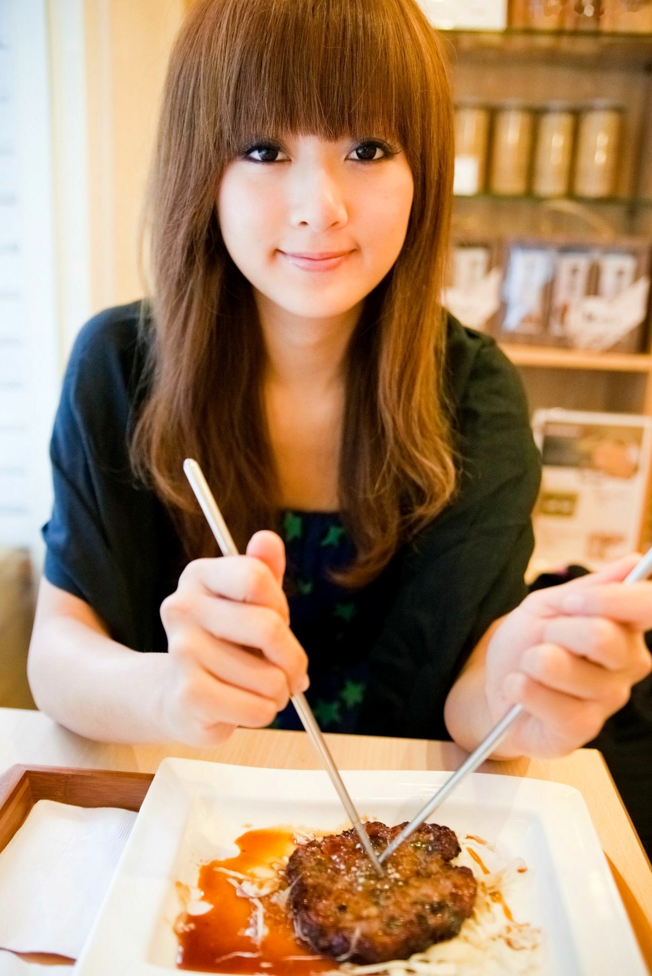 台湾正妹Mikako张允霏果子咖啡馆居家清纯写真,鱼眼镜头下的萌系俏皮时刻
