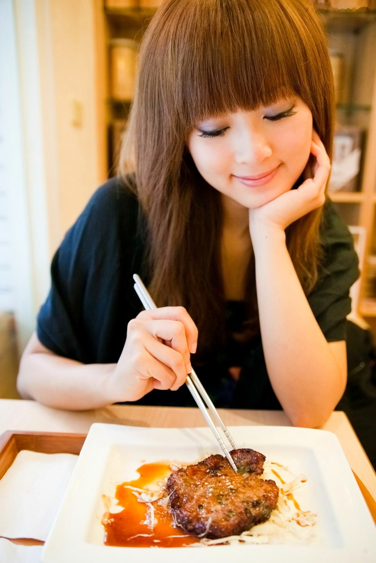 台湾正妹Mikako张允霏果子咖啡馆居家清纯写真,鱼眼镜头下的萌系俏皮时刻