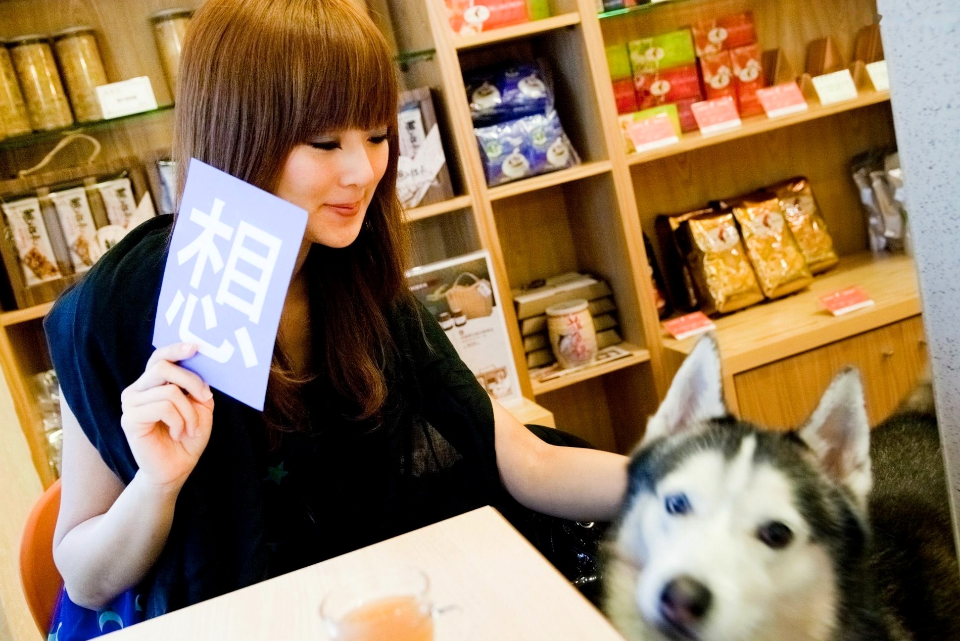 台湾正妹Mikako张允霏果子咖啡馆居家清纯写真,鱼眼镜头下的萌系俏皮时刻