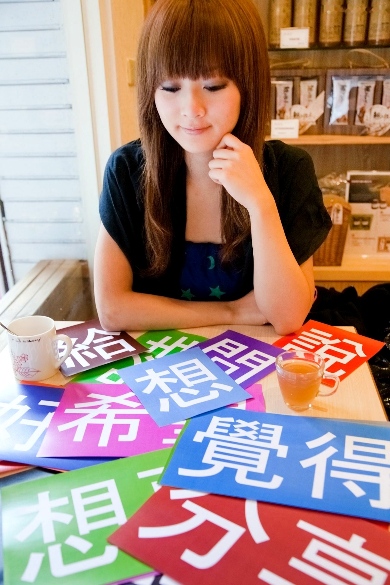 台湾正妹Mikako张允霏果子咖啡馆居家清纯写真,鱼眼镜头下的萌系俏皮时刻