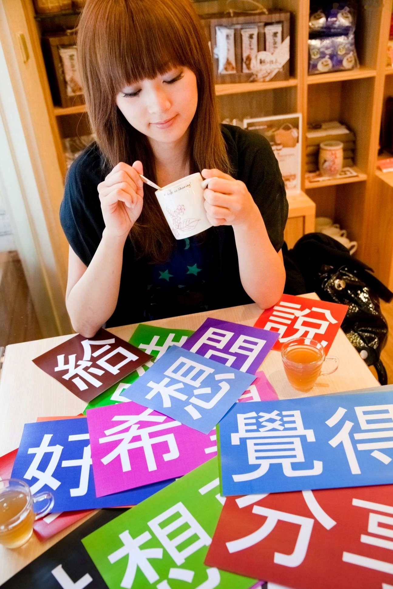 台湾正妹Mikako张允霏果子咖啡馆居家清纯写真,鱼眼镜头下的萌系俏皮时刻