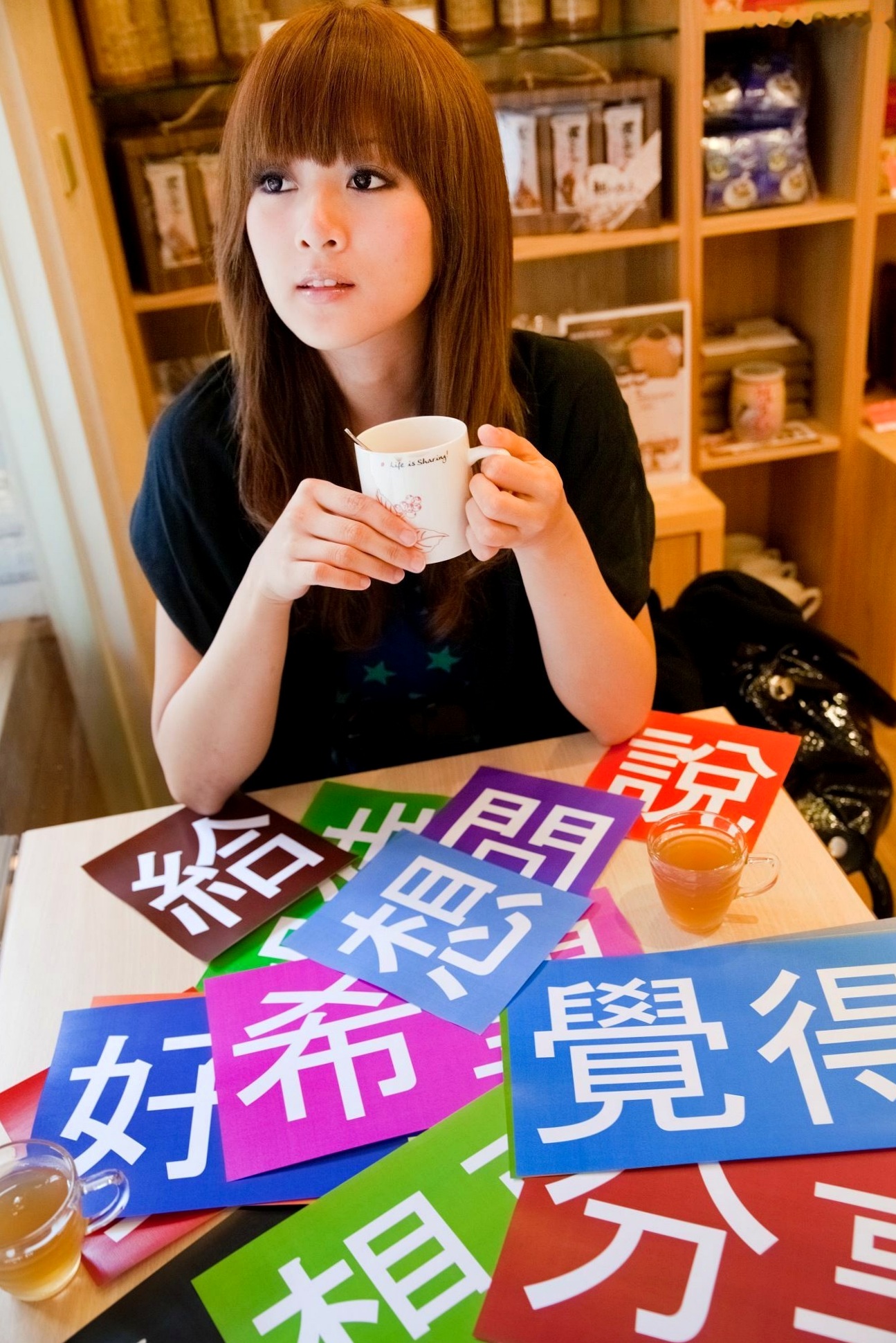 台湾正妹Mikako张允霏果子咖啡馆居家清纯写真,鱼眼镜头下的萌系俏皮时刻