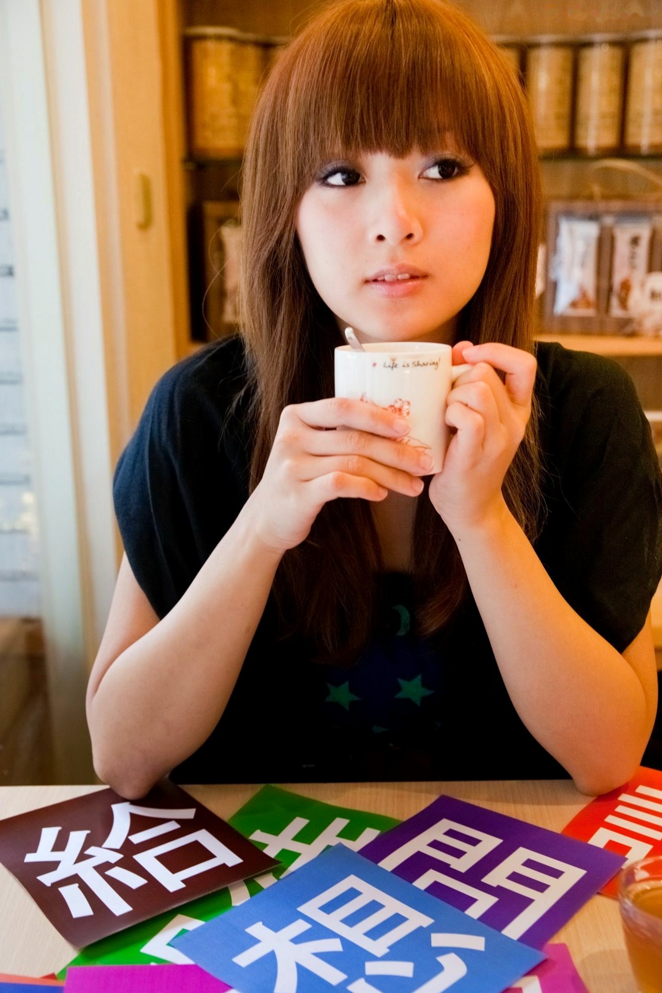 台湾正妹Mikako张允霏果子咖啡馆居家清纯写真,鱼眼镜头下的萌系俏皮时刻