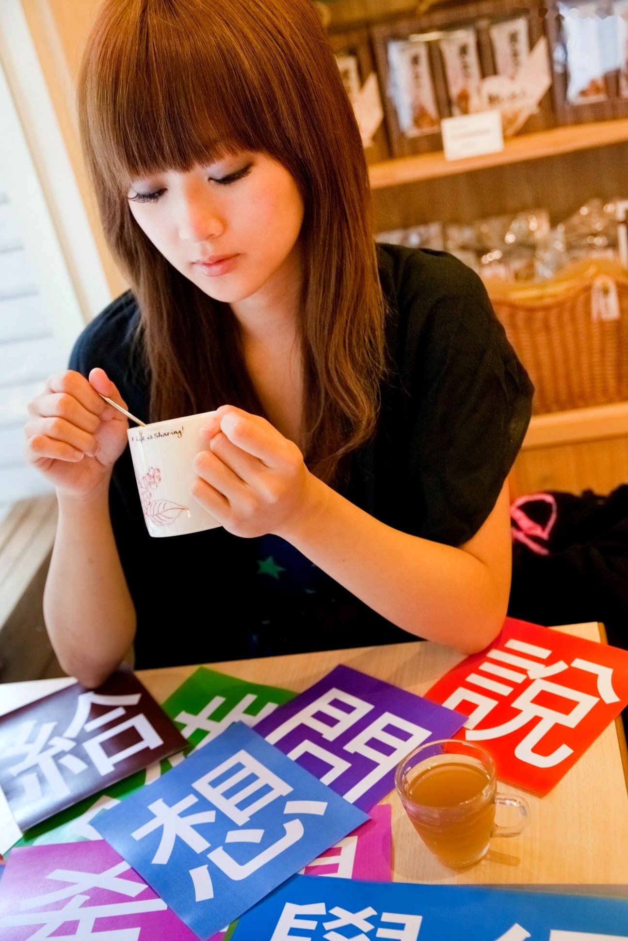 台湾正妹Mikako张允霏果子咖啡馆居家清纯写真,鱼眼镜头下的萌系俏皮时刻