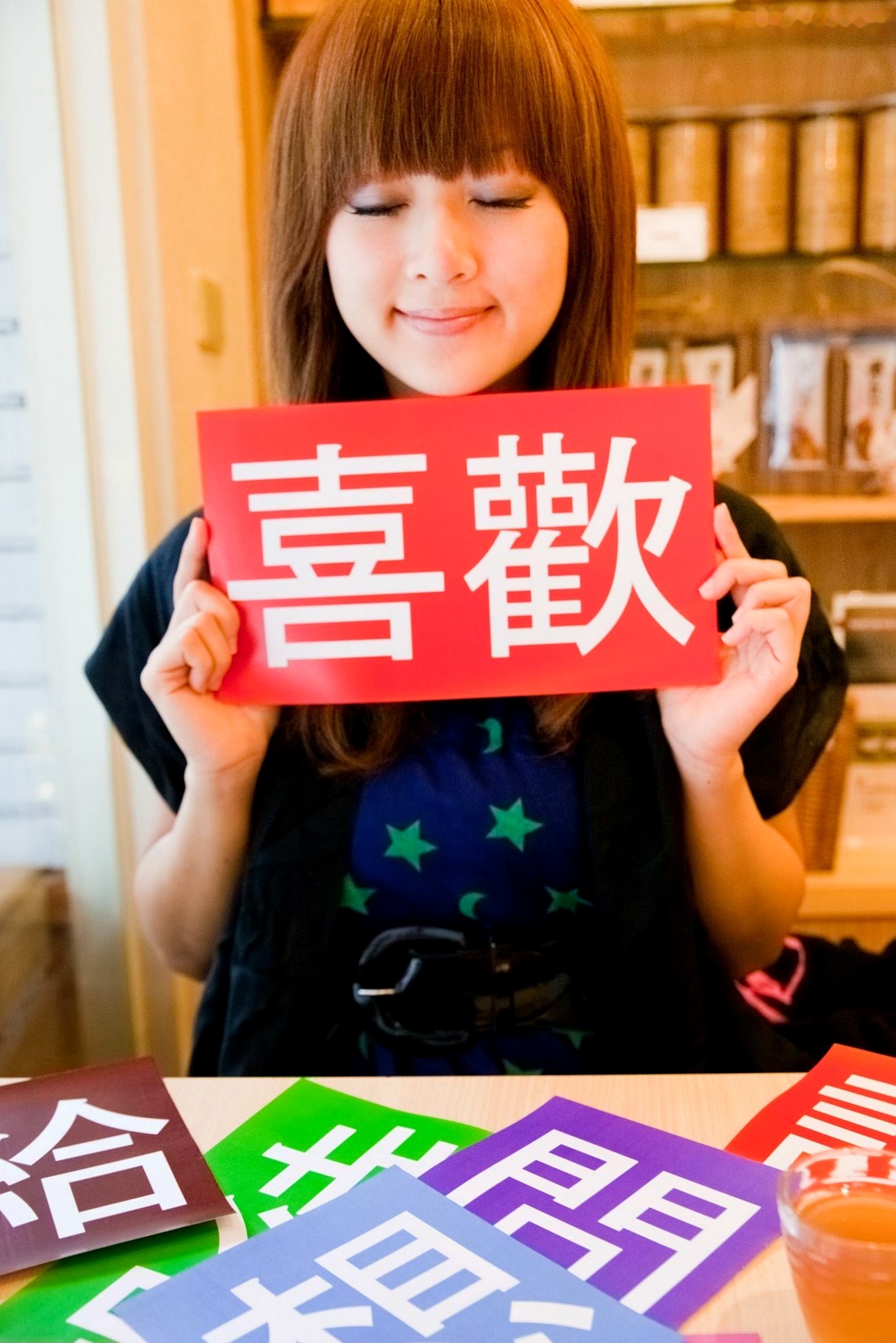 台湾正妹Mikako张允霏果子咖啡馆居家清纯写真,鱼眼镜头下的萌系俏皮时刻