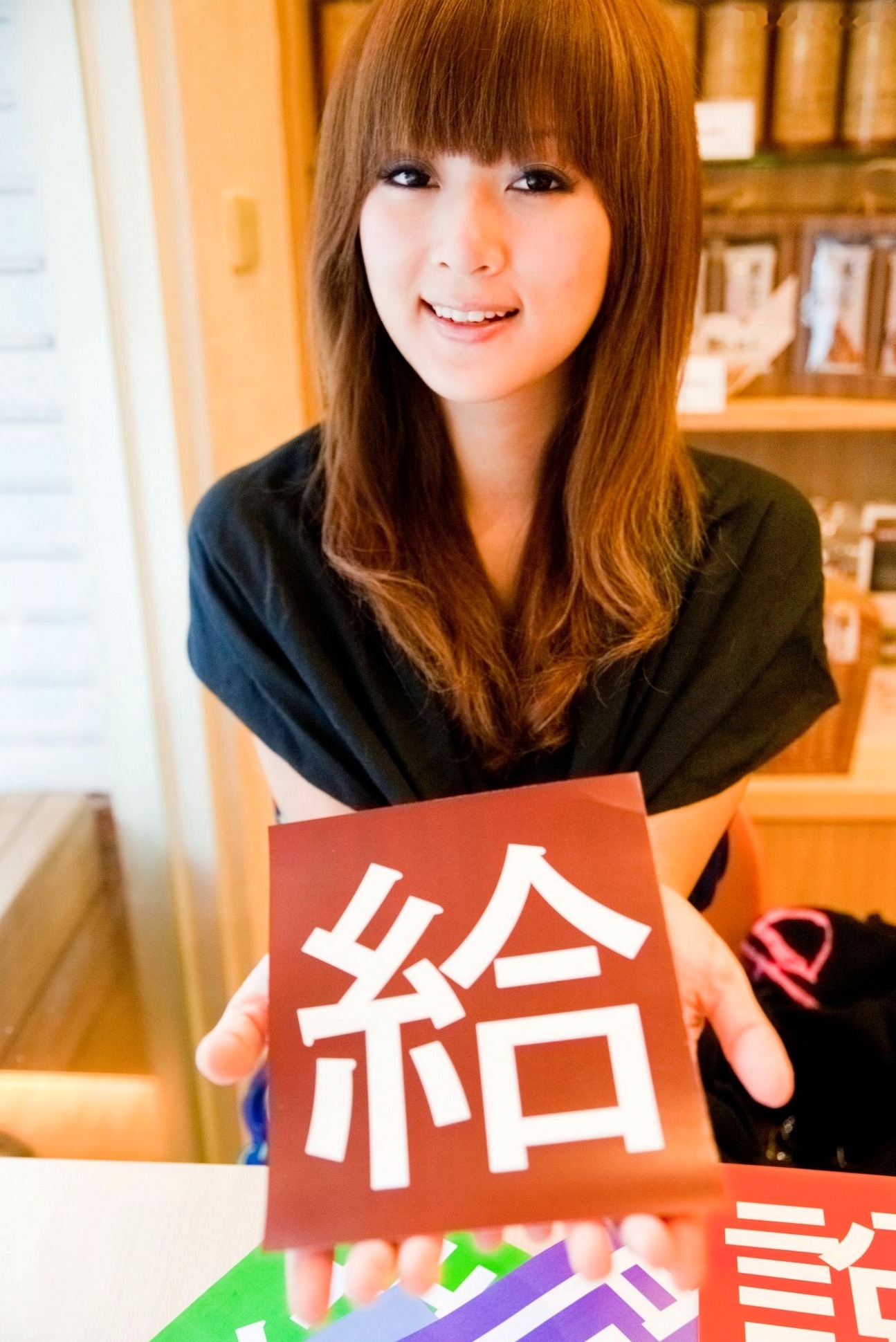 台湾正妹Mikako张允霏果子咖啡馆居家清纯写真,鱼眼镜头下的萌系俏皮时刻