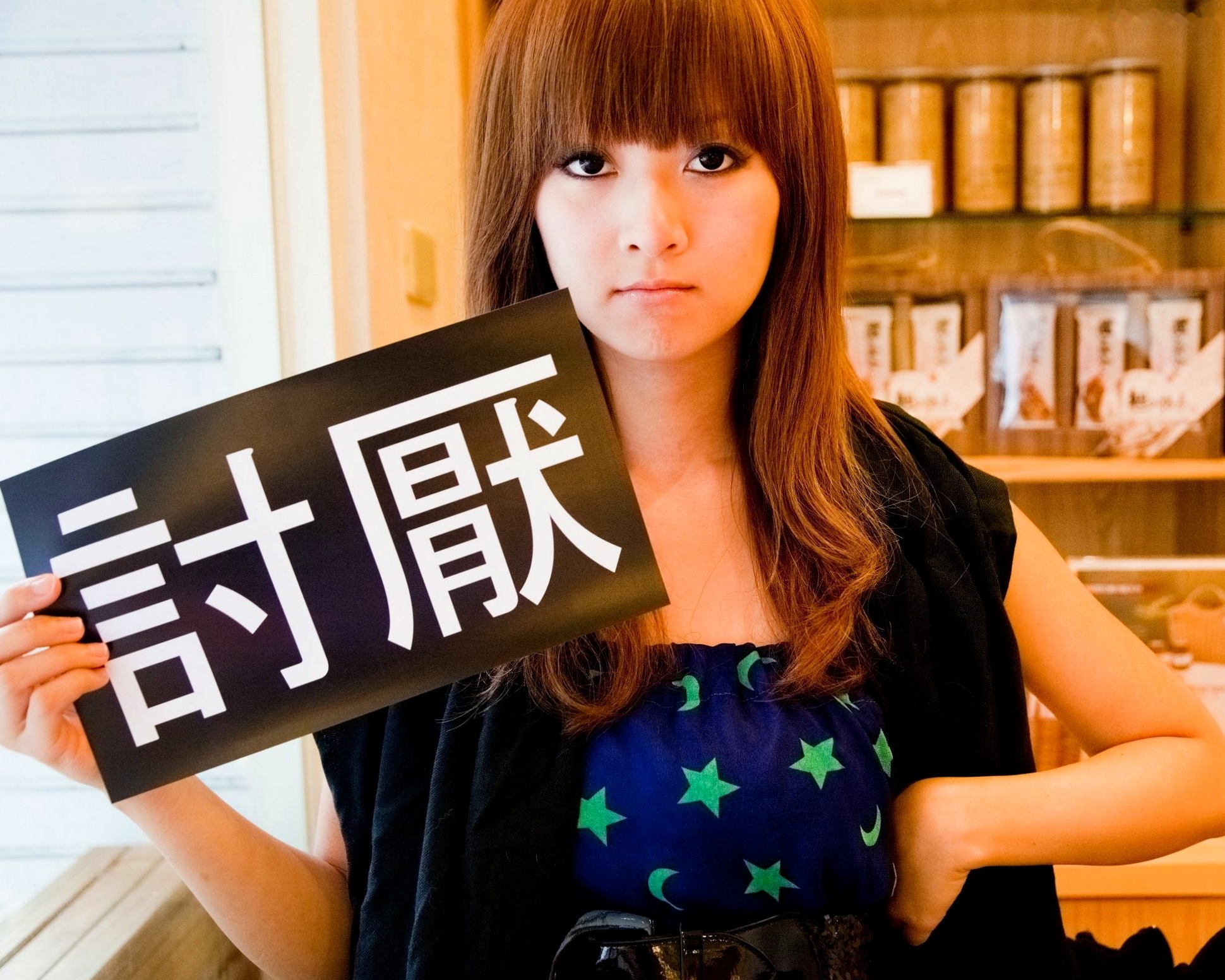 台湾正妹Mikako张允霏果子咖啡馆居家清纯写真,鱼眼镜头下的萌系俏皮时刻