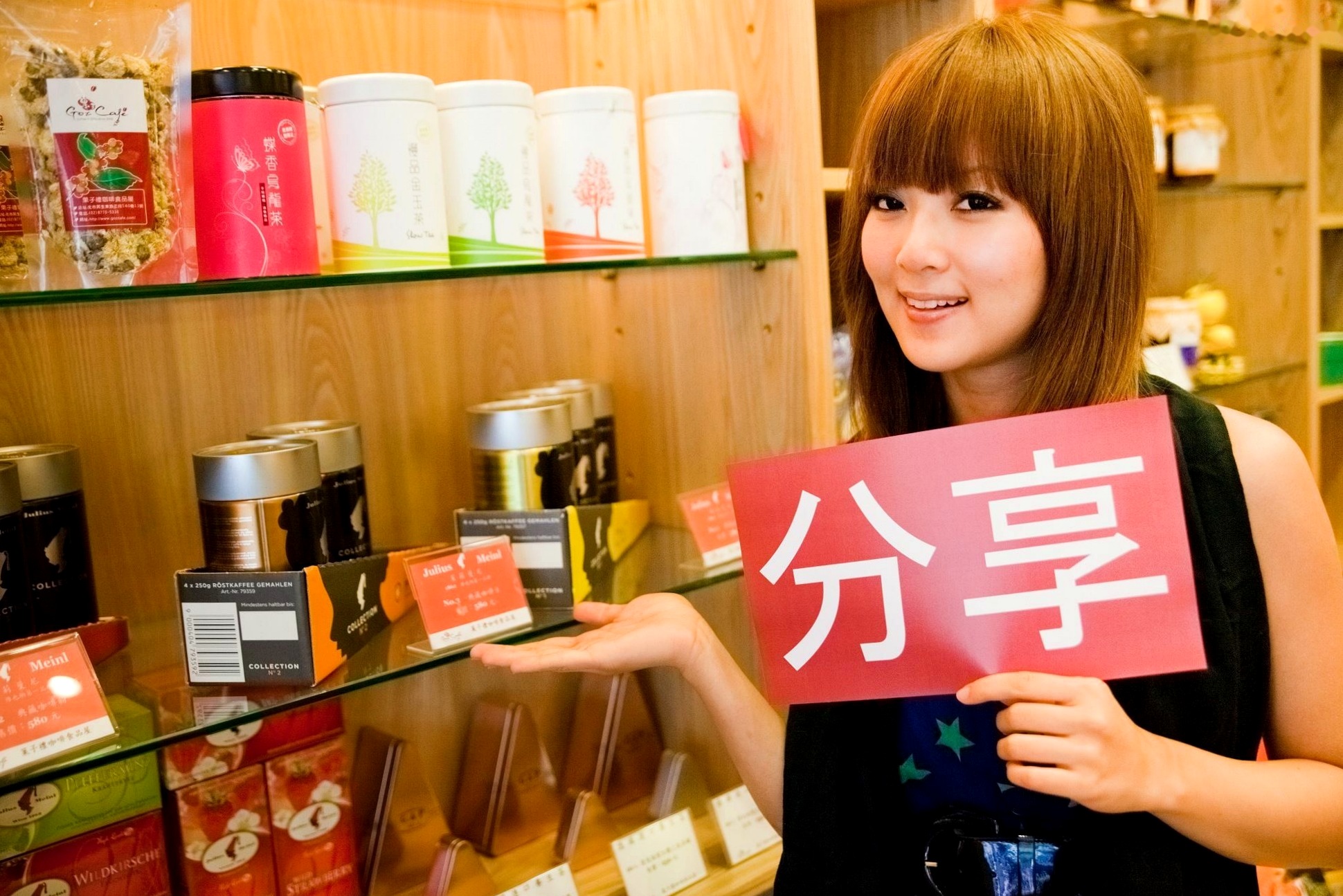 台湾正妹Mikako张允霏果子咖啡馆居家清纯写真,鱼眼镜头下的萌系俏皮时刻