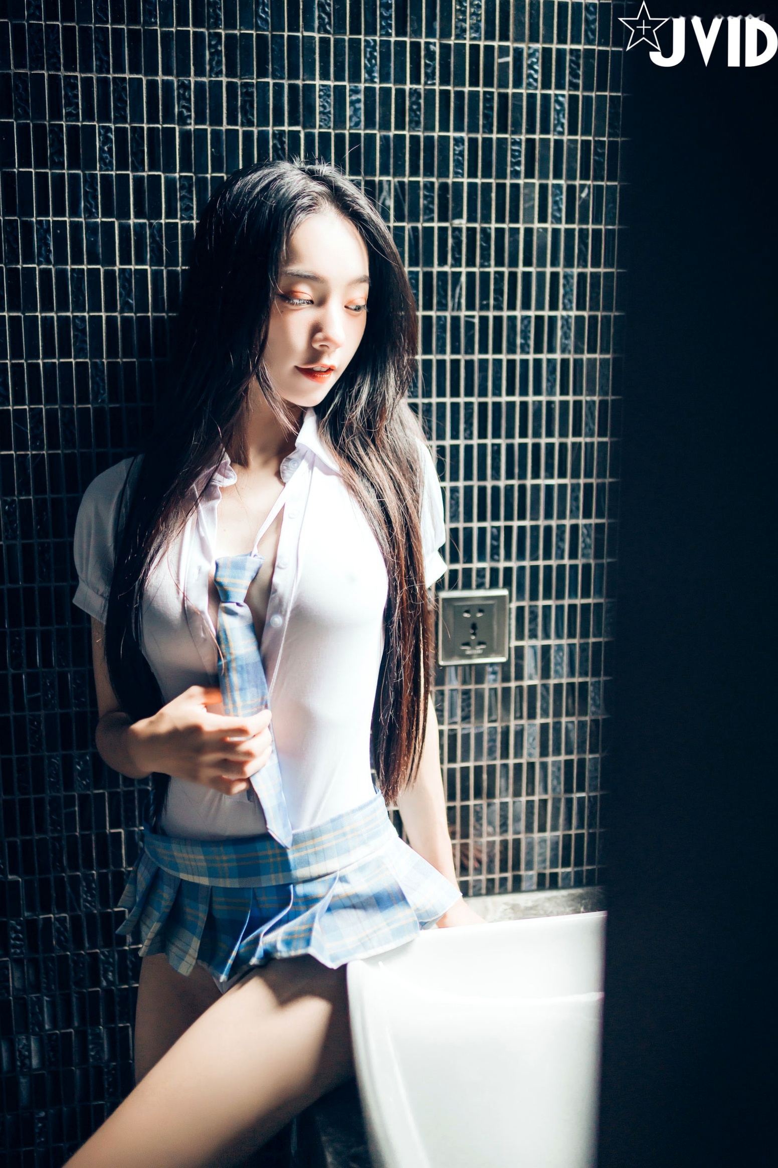 JVID百变女神飘飘:学生制服、丝滑睡衣写真与纹身野性美图集 (2021.08.18)