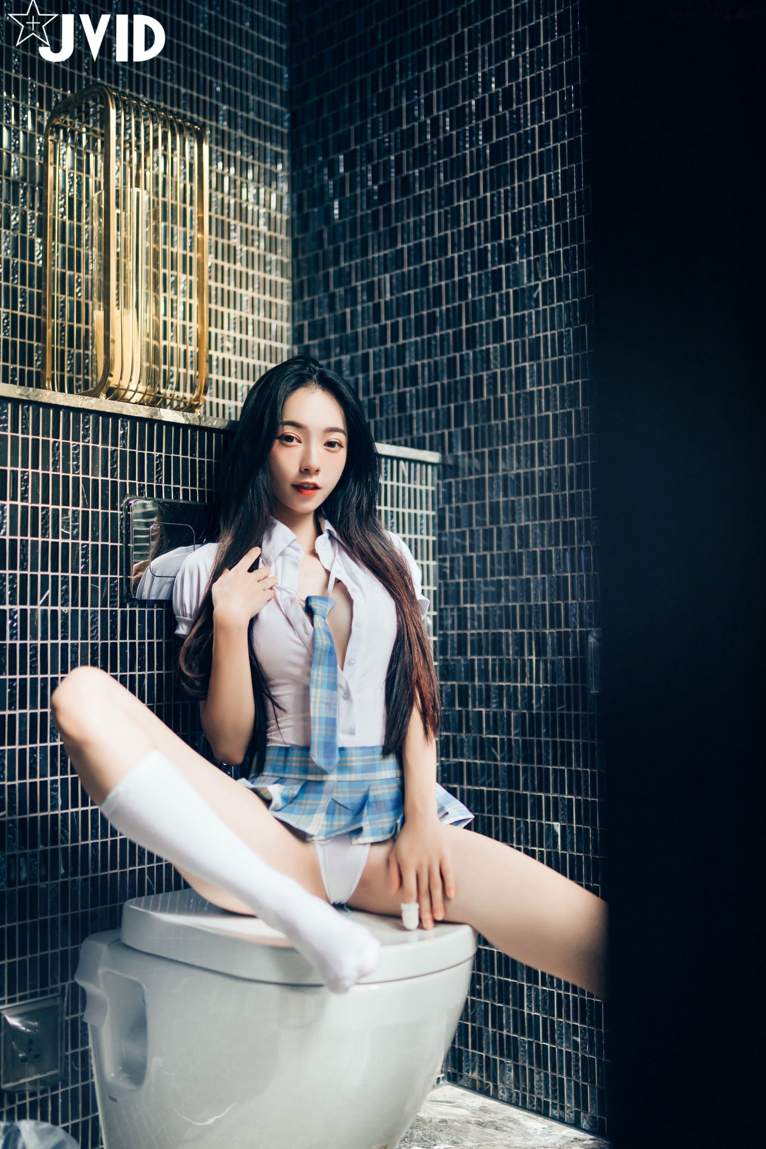 JVID百变女神飘飘:学生制服、丝滑睡衣写真与纹身野性美图集 (2021.08.18)