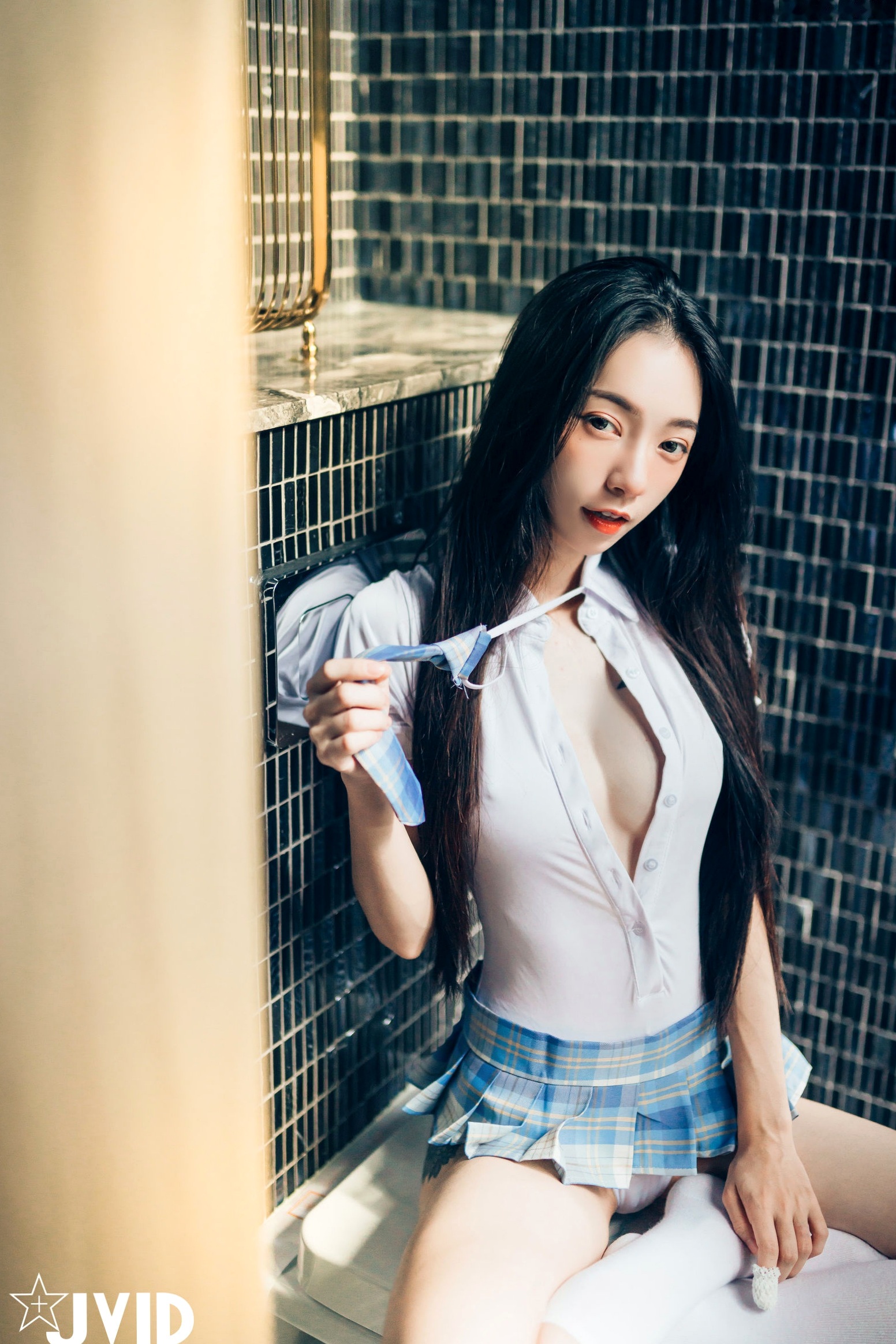 JVID百变女神飘飘:学生制服、丝滑睡衣写真与纹身野性美图集 (2021.08.18)