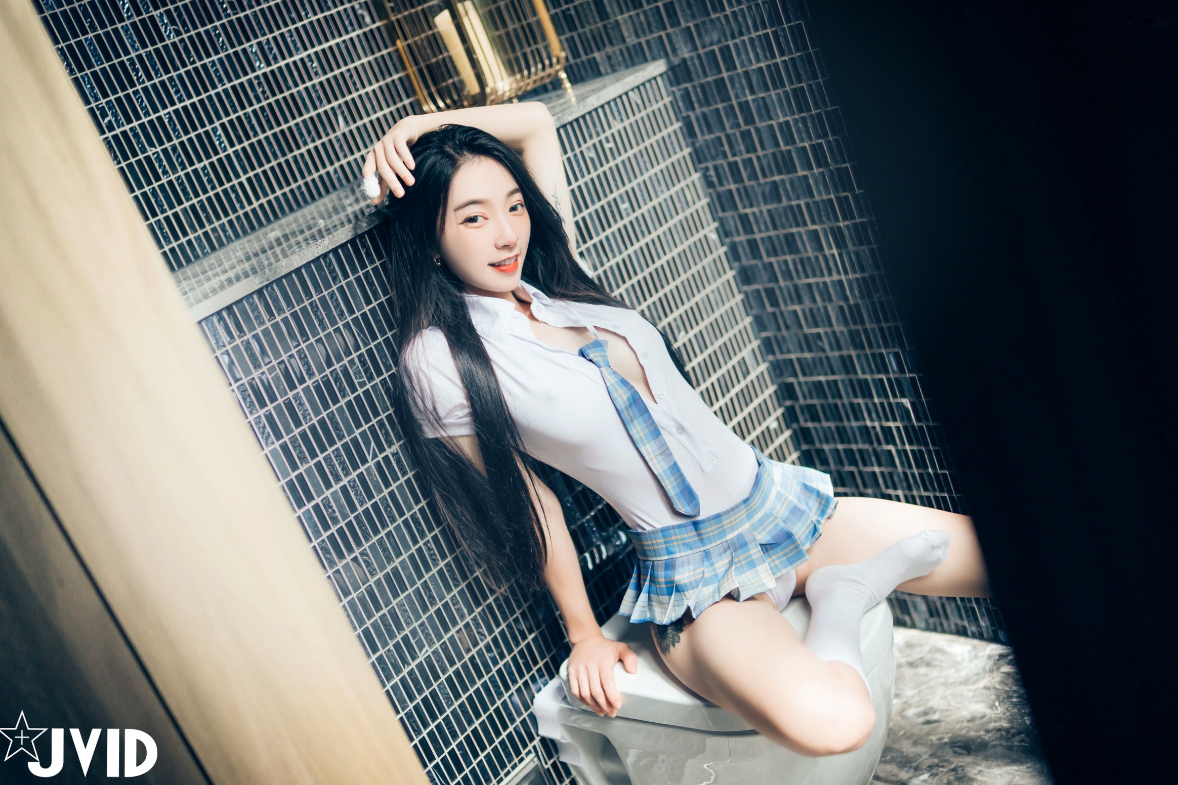 JVID百变女神飘飘:学生制服、丝滑睡衣写真与纹身野性美图集 (2021.08.18)