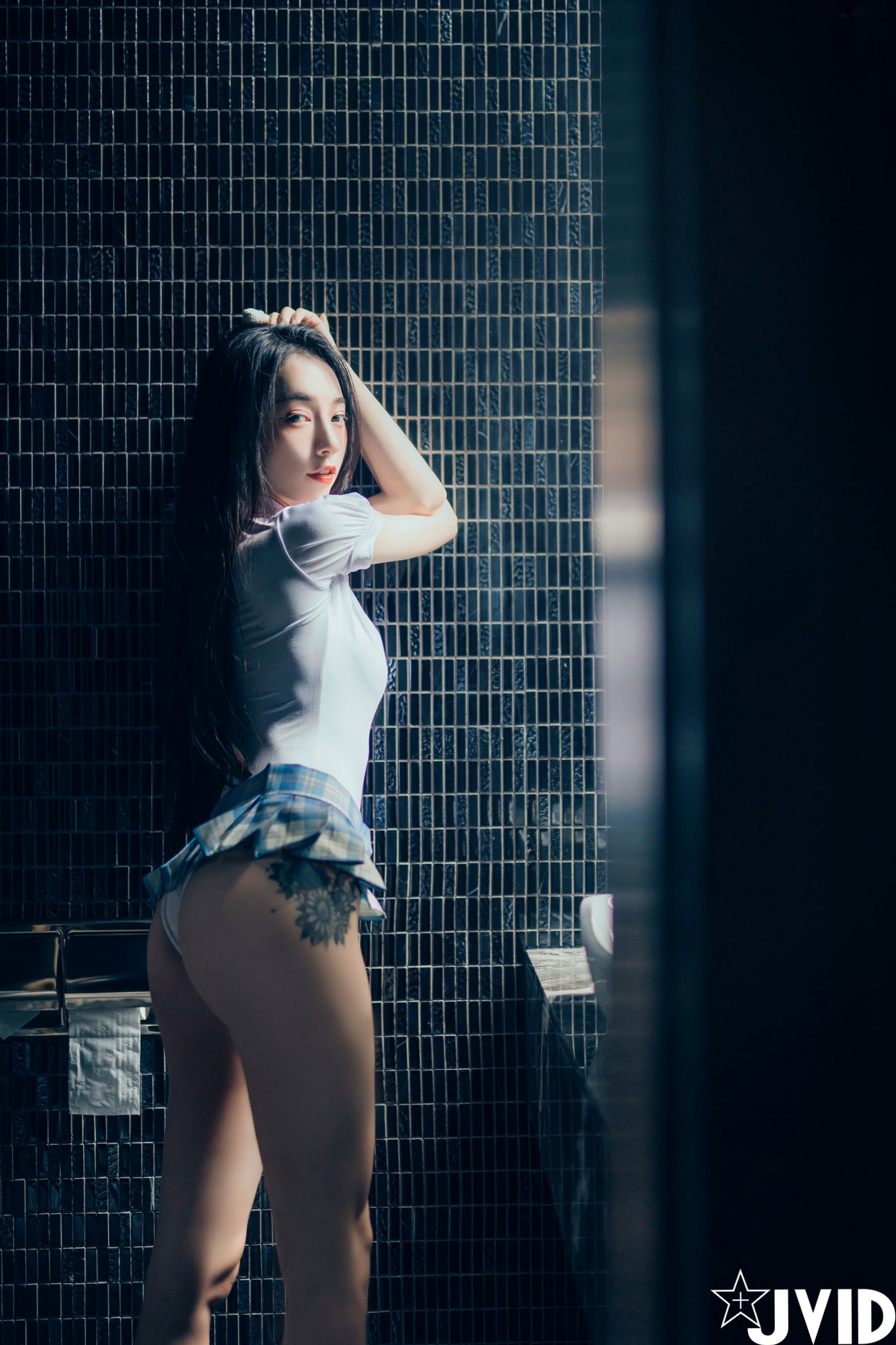 JVID百变女神飘飘:学生制服、丝滑睡衣写真与纹身野性美图集 (2021.08.18)