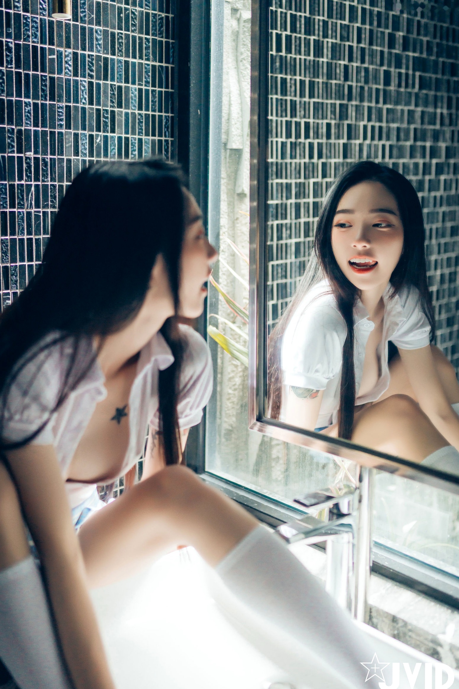 JVID百变女神飘飘:学生制服、丝滑睡衣写真与纹身野性美图集 (2021.08.18)