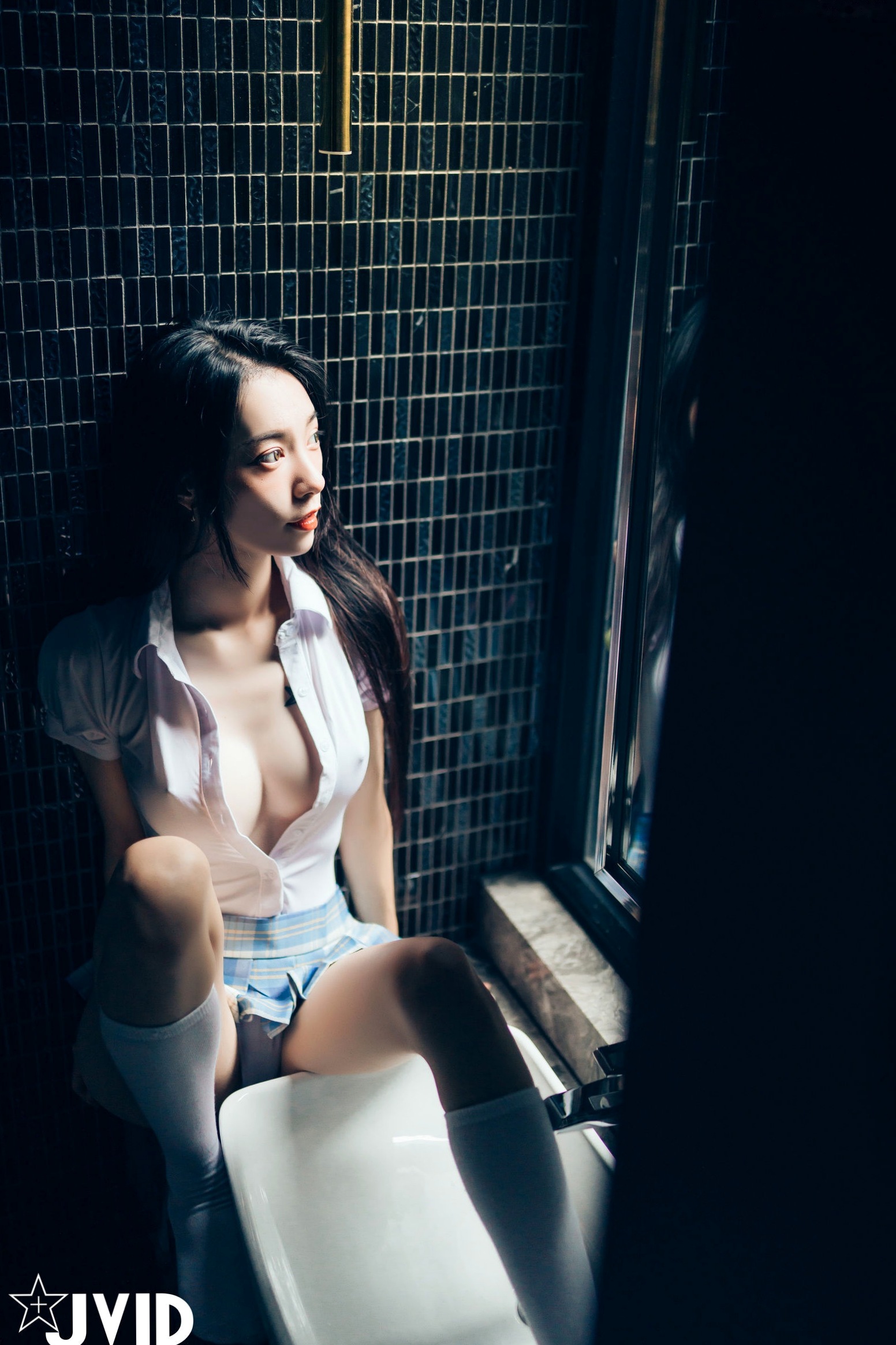 JVID百变女神飘飘:学生制服、丝滑睡衣写真与纹身野性美图集 (2021.08.18)