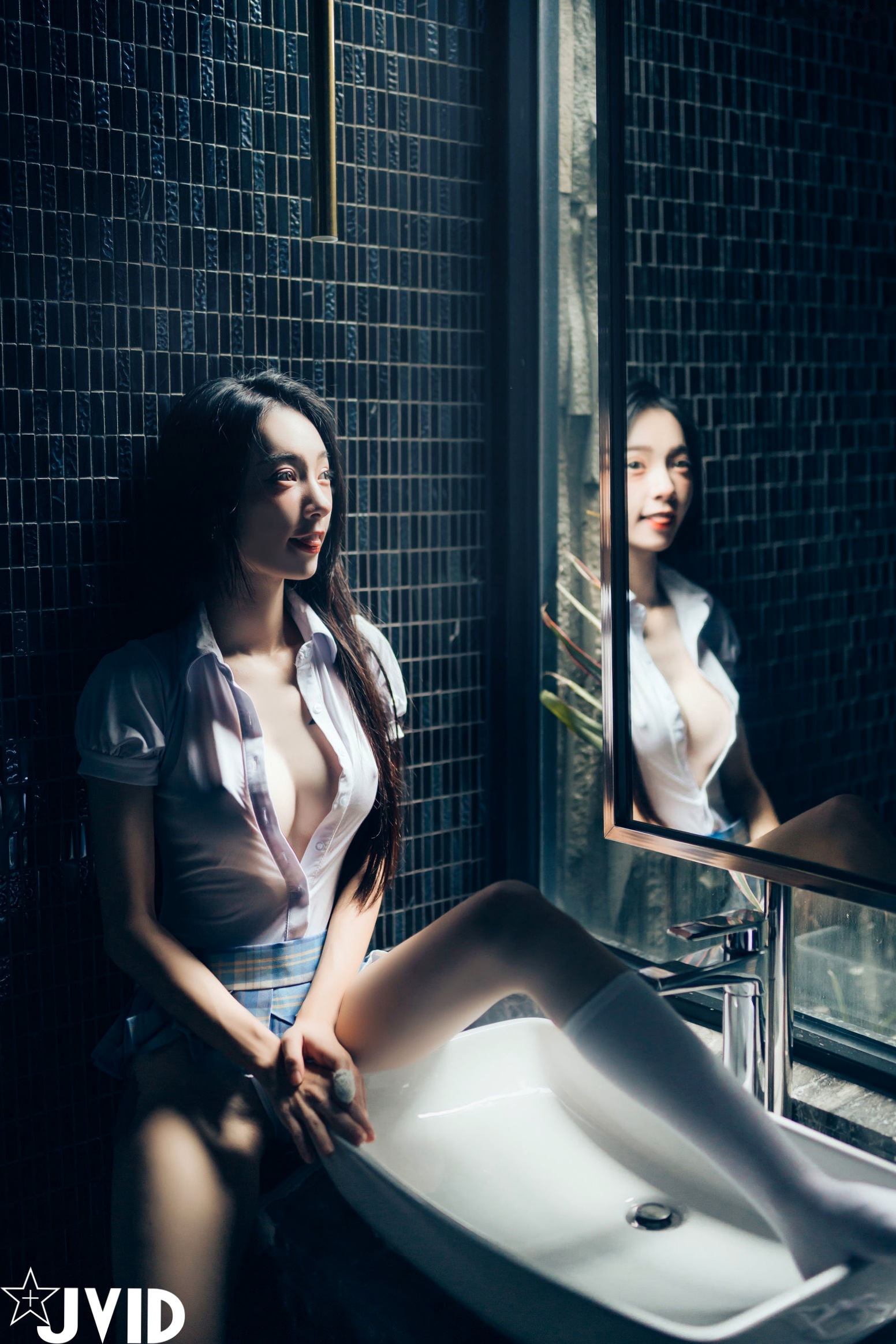 JVID百变女神飘飘:学生制服、丝滑睡衣写真与纹身野性美图集 (2021.08.18)