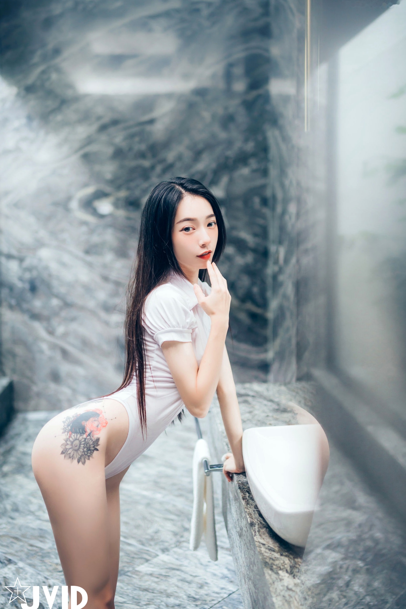JVID百变女神飘飘:学生制服、丝滑睡衣写真与纹身野性美图集 (2021.08.18)