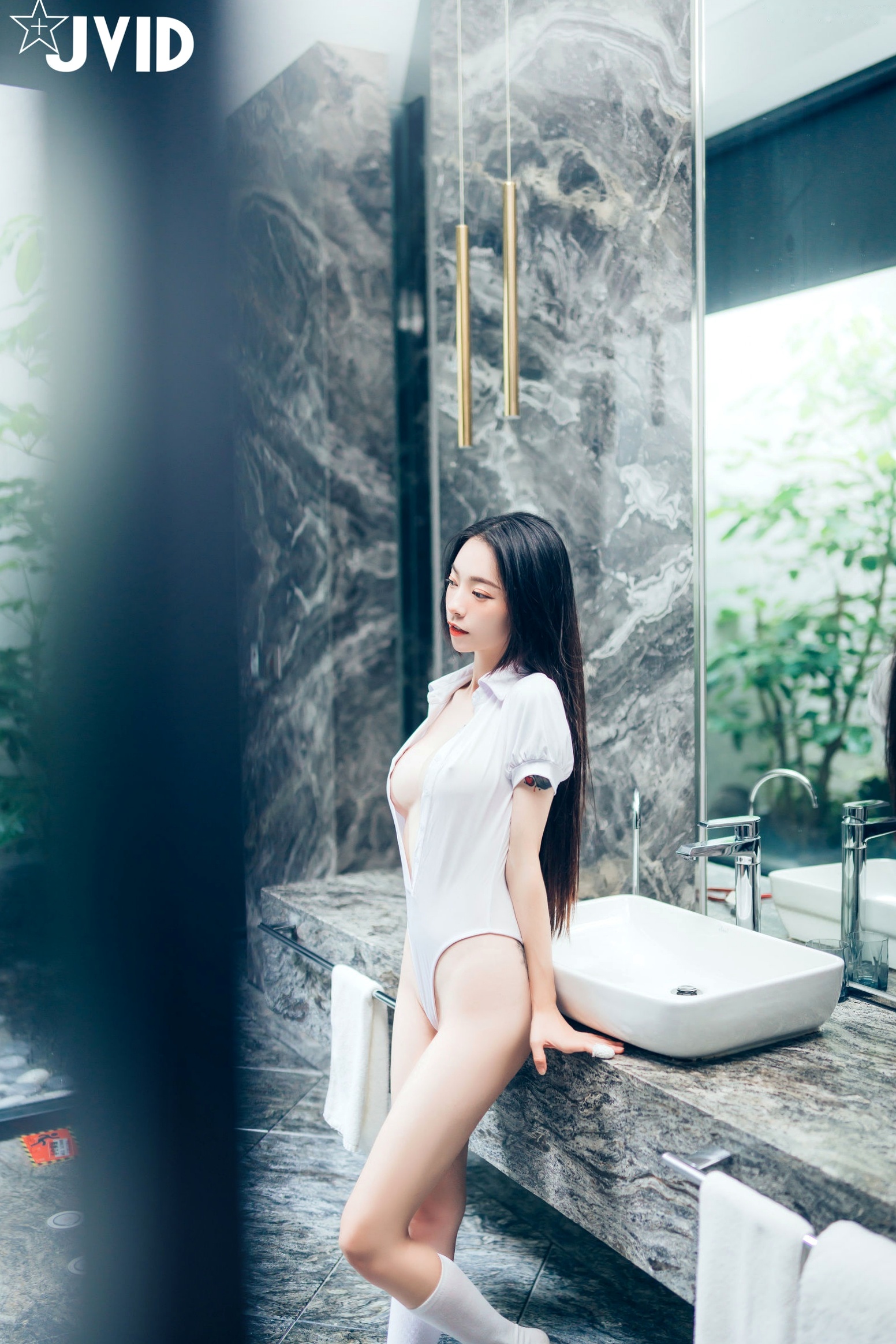 JVID百变女神飘飘:学生制服、丝滑睡衣写真与纹身野性美图集 (2021.08.18)