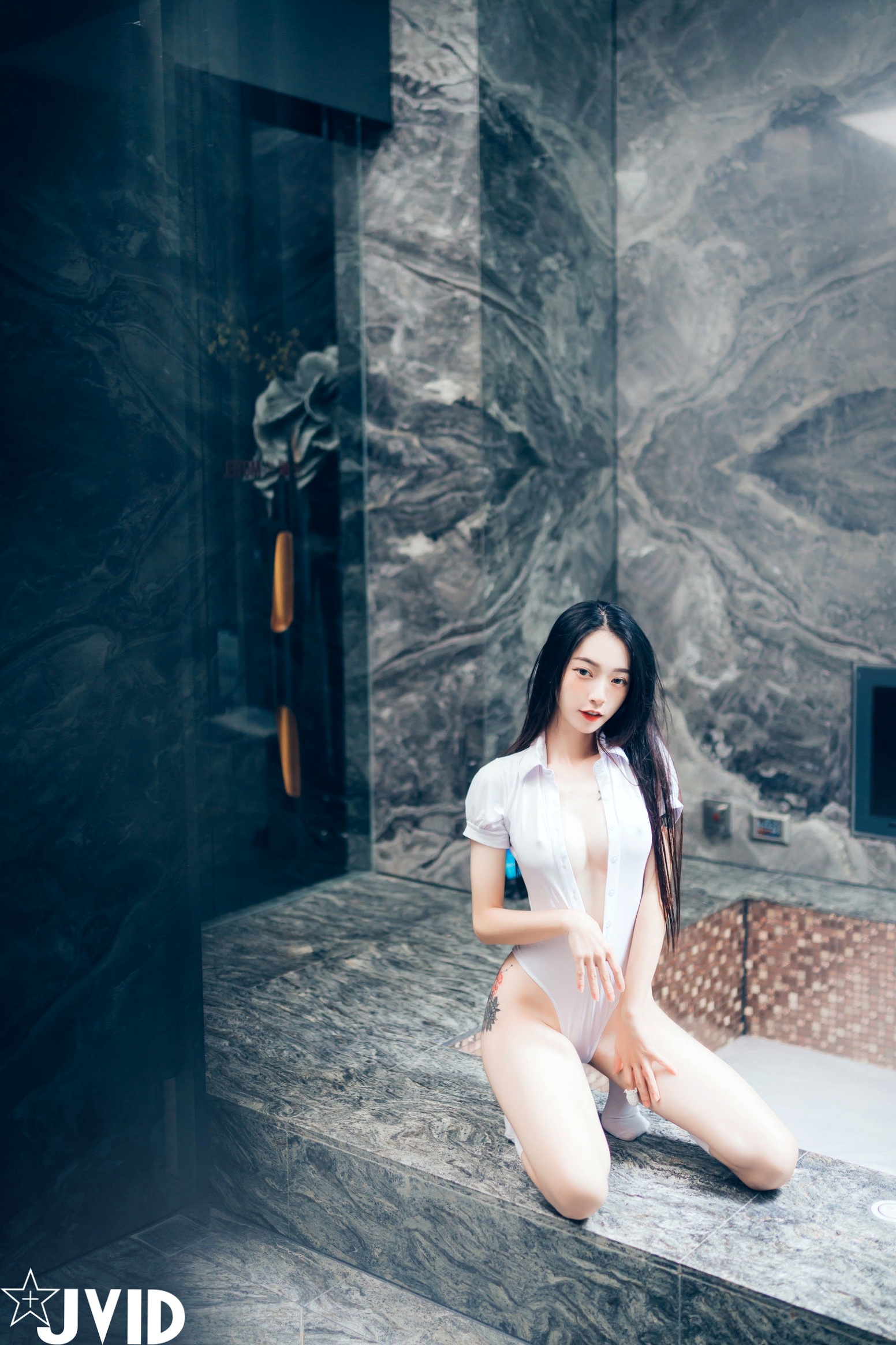 JVID百变女神飘飘:学生制服、丝滑睡衣写真与纹身野性美图集 (2021.08.18)