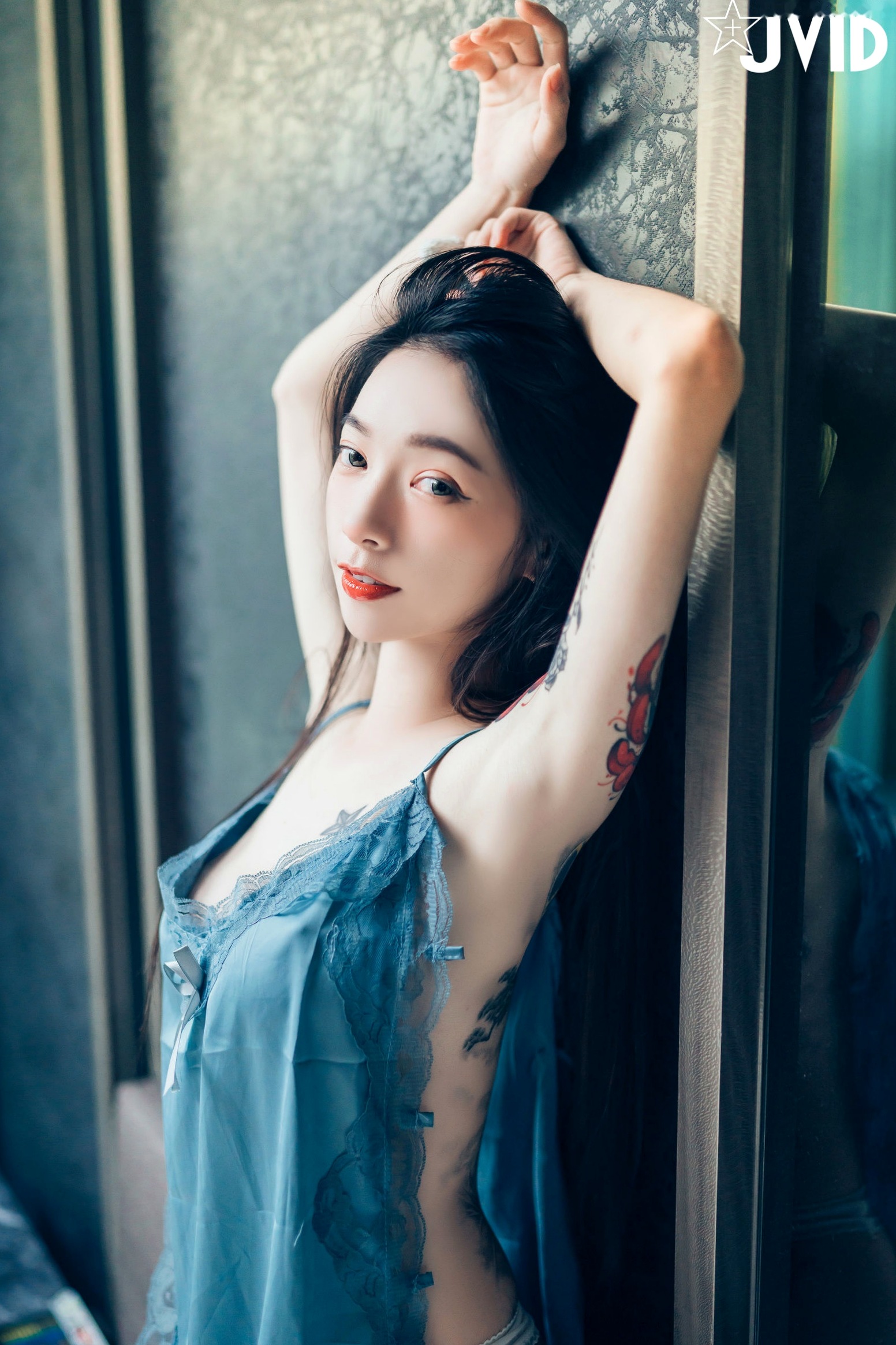 JVID百变女神飘飘:学生制服、丝滑睡衣写真与纹身野性美图集 (2021.08.18)